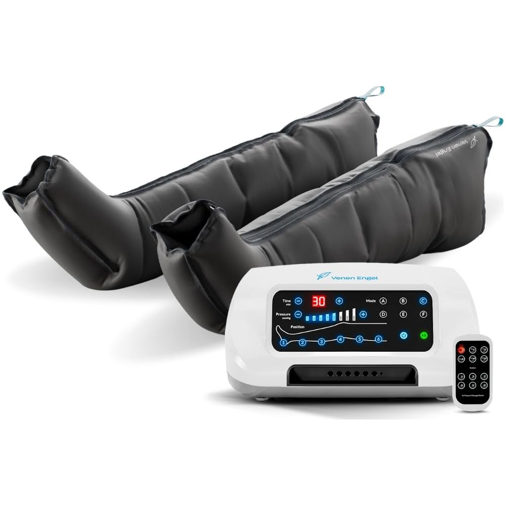 Gambali grigi con unità di controllo bianca e piccolo telecomando per terapia compressiva, su sfondo bianco.