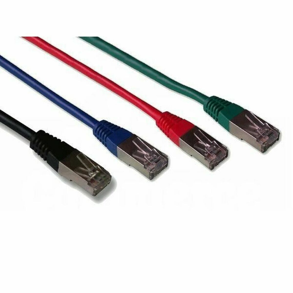 Vier bunte Ethernetkabel in Schwarz, Blau, Rot und Grün mit Metallsteckern auf weißem Hintergrund.