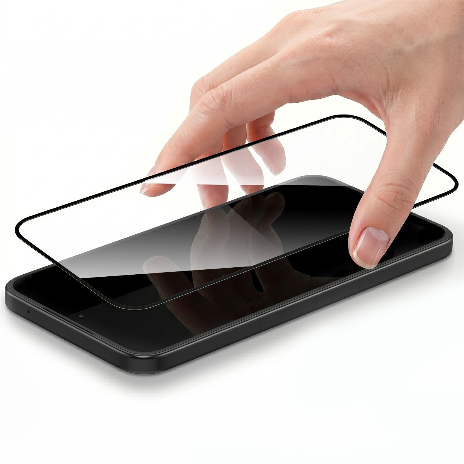 Una mano está aplicando un protector de pantalla de vidrio a un teléfono inteligente negro.