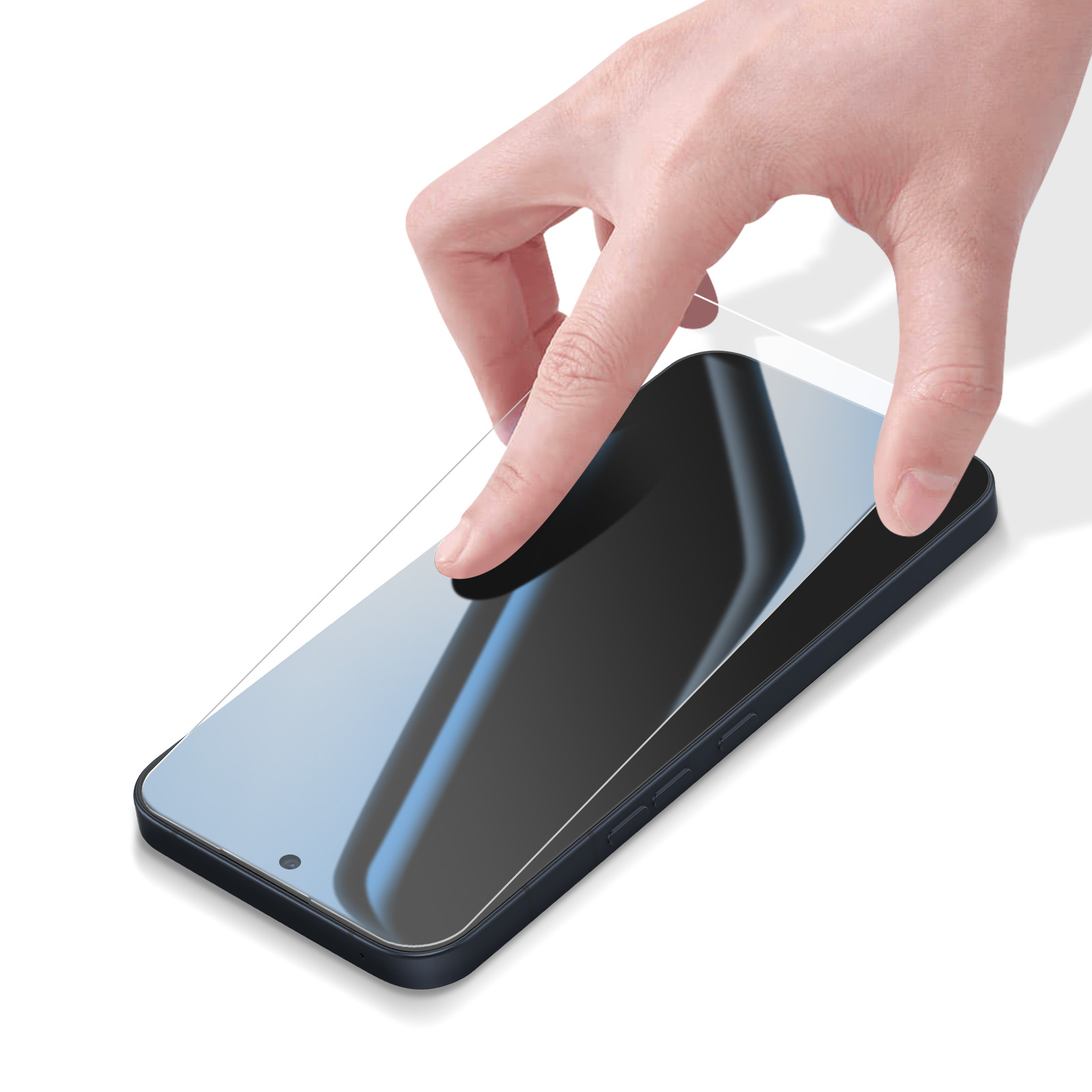 Una mano applica una pellicola protettiva su uno smartphone.