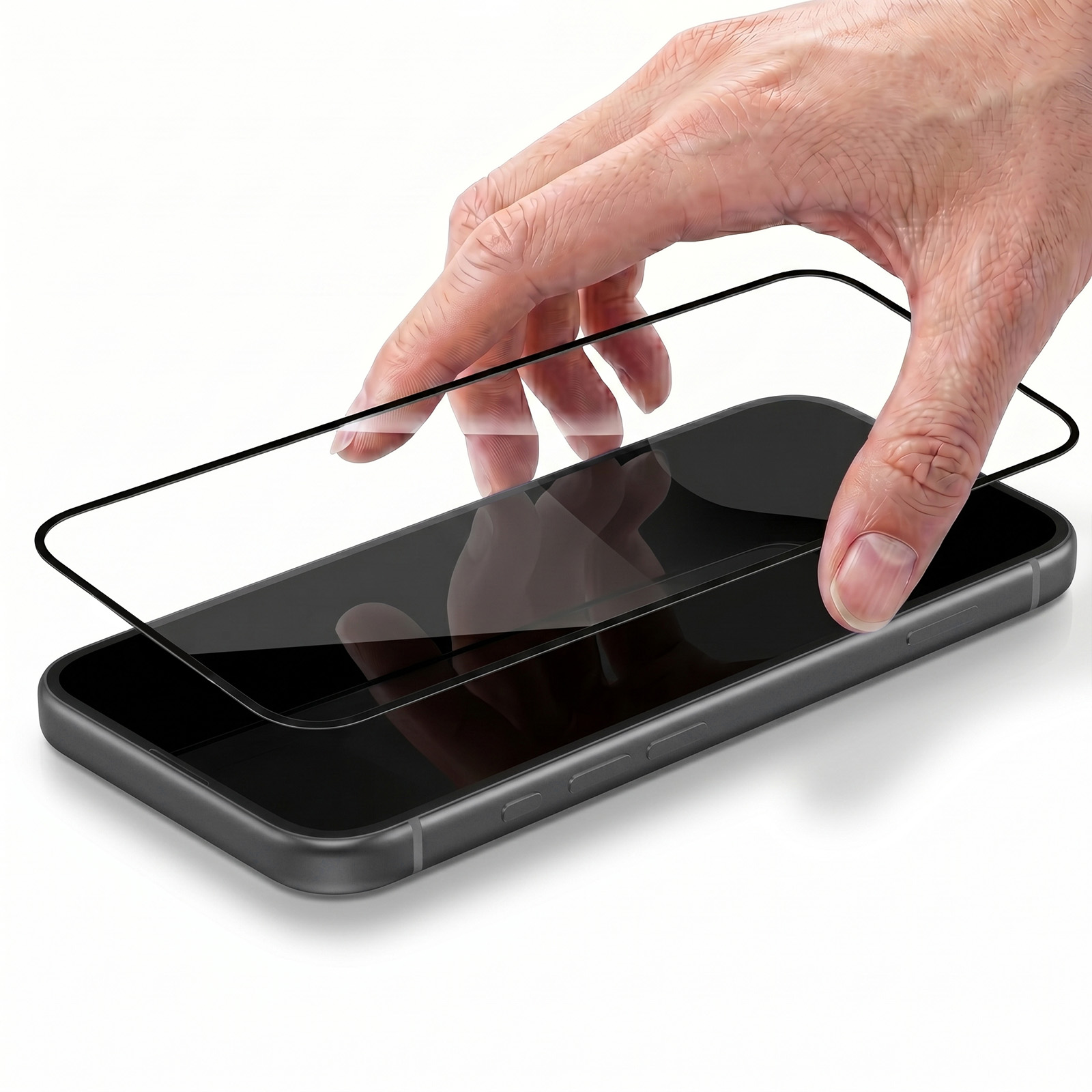 Una mano coloca un protector de pantalla de vidrio templado en un teléfono negro.