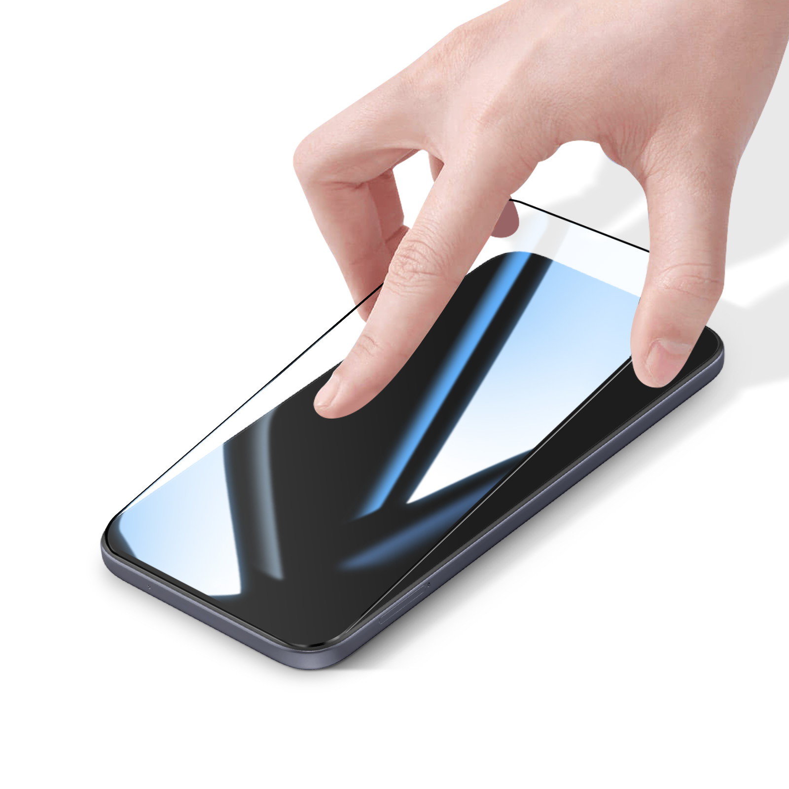 Una mano toca la pantalla brillante de un teléfono inteligente sobre fondo blanco.