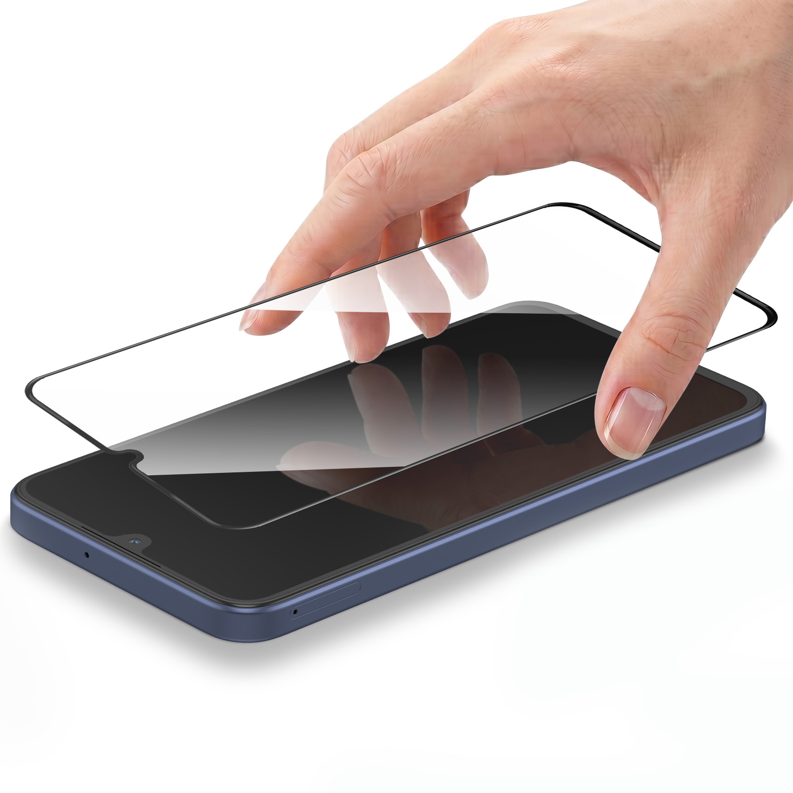 Una mano coloca un protector de pantalla en un teléfono inteligente sobre fondo blanco.
