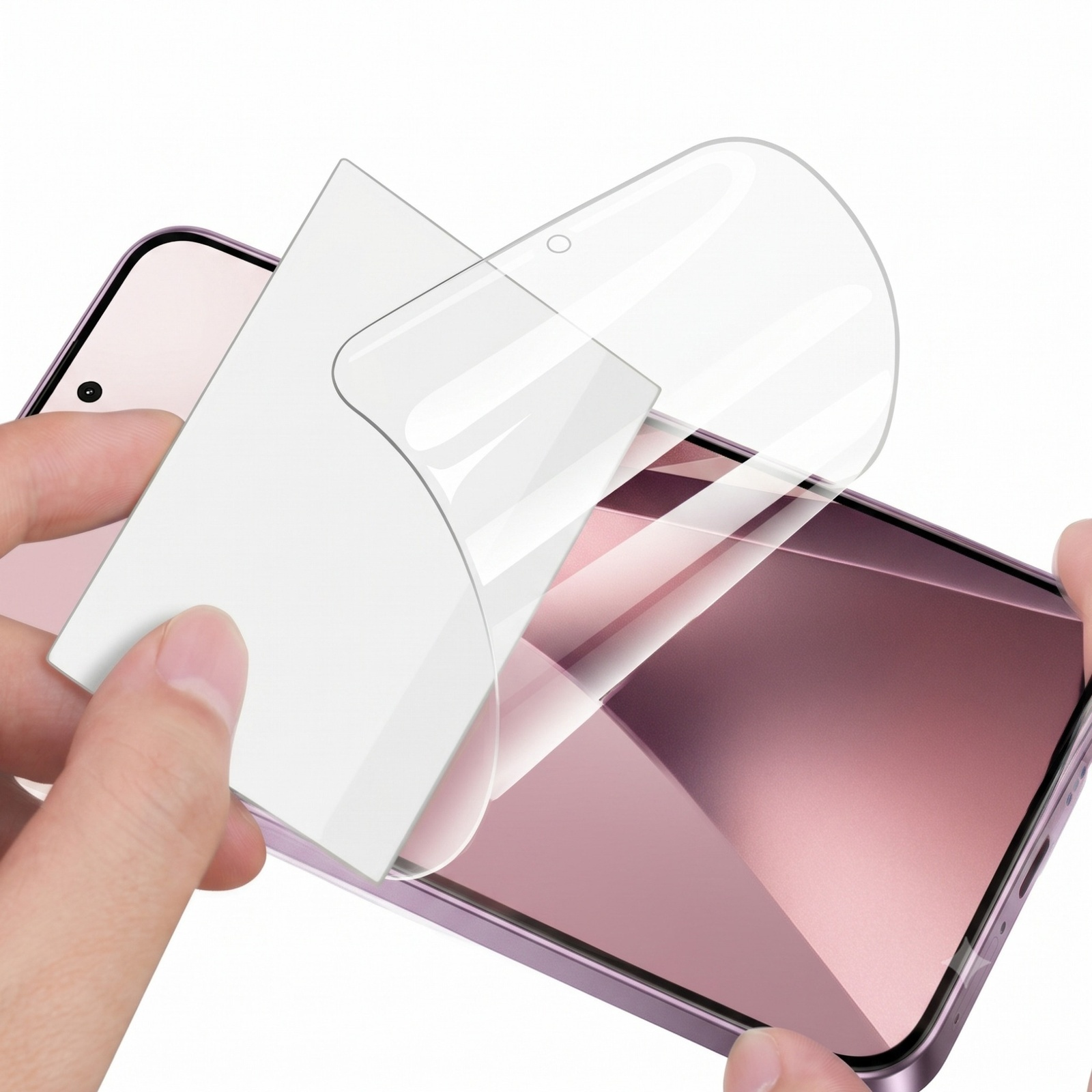 Una mano retira el protector de pantalla de un teléfono inteligente.