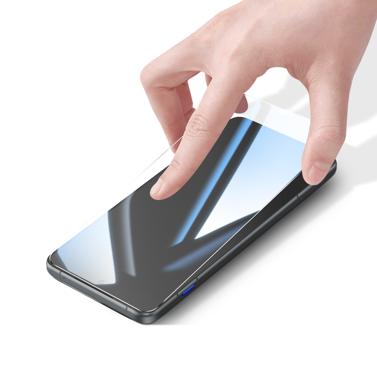 Una mano applica una pellicola protettiva su uno smartphone.