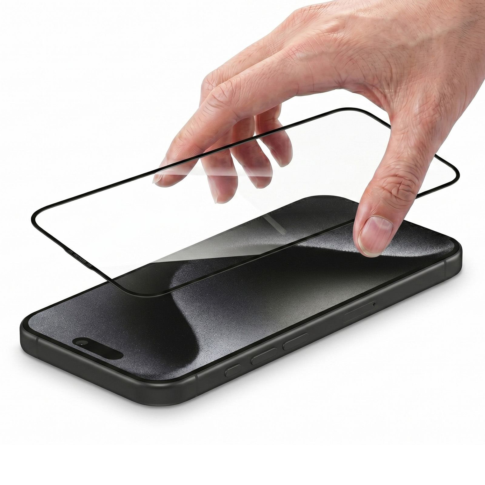 Una mano applica una pellicola protettiva su uno smartphone nero.