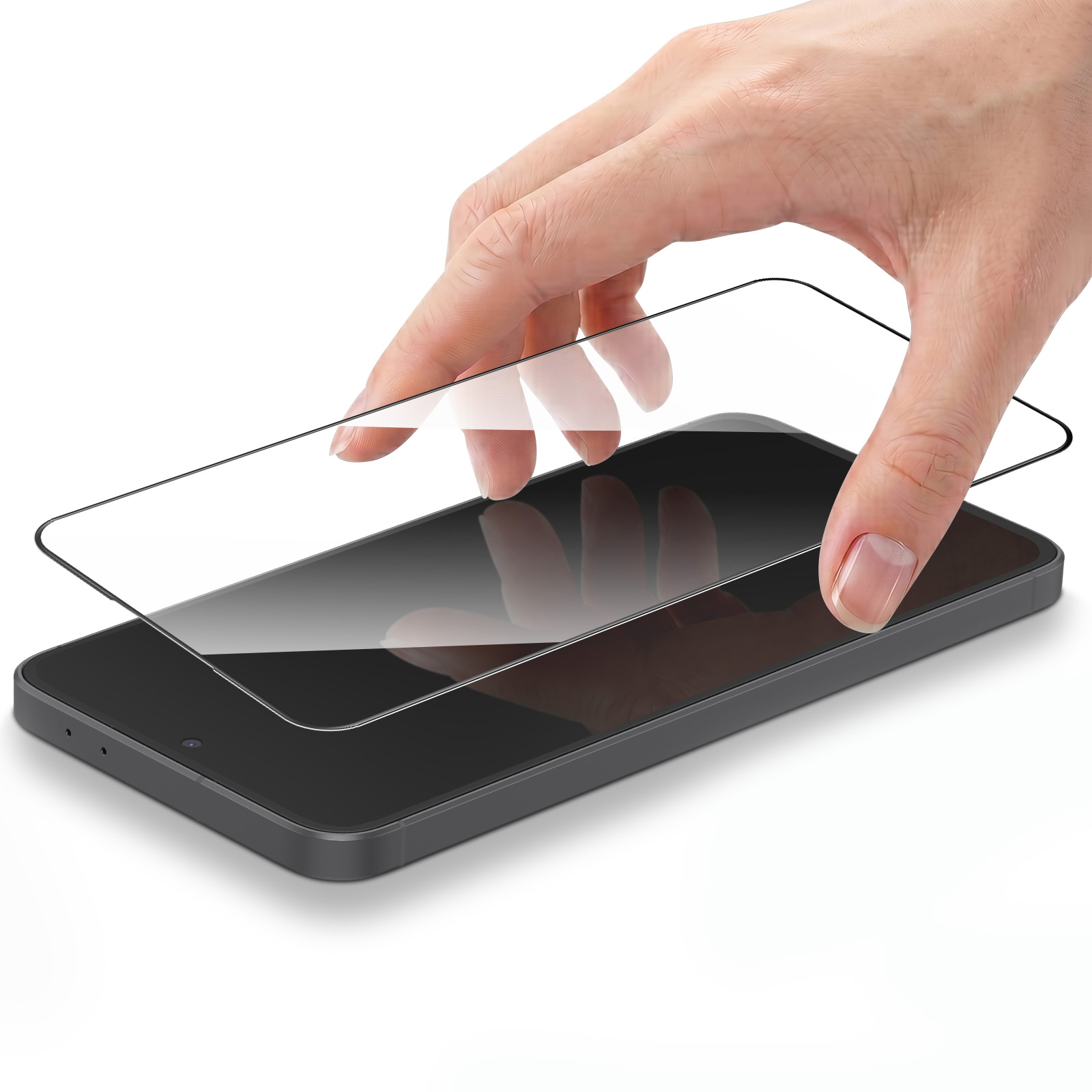 Una mano applica una protezione per lo schermo in vetro a uno smartphone.