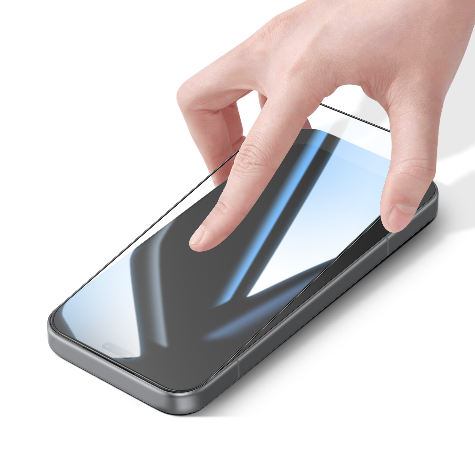 Una mano aplica un protector de pantalla de vidrio a un teléfono inteligente moderno en blanco.