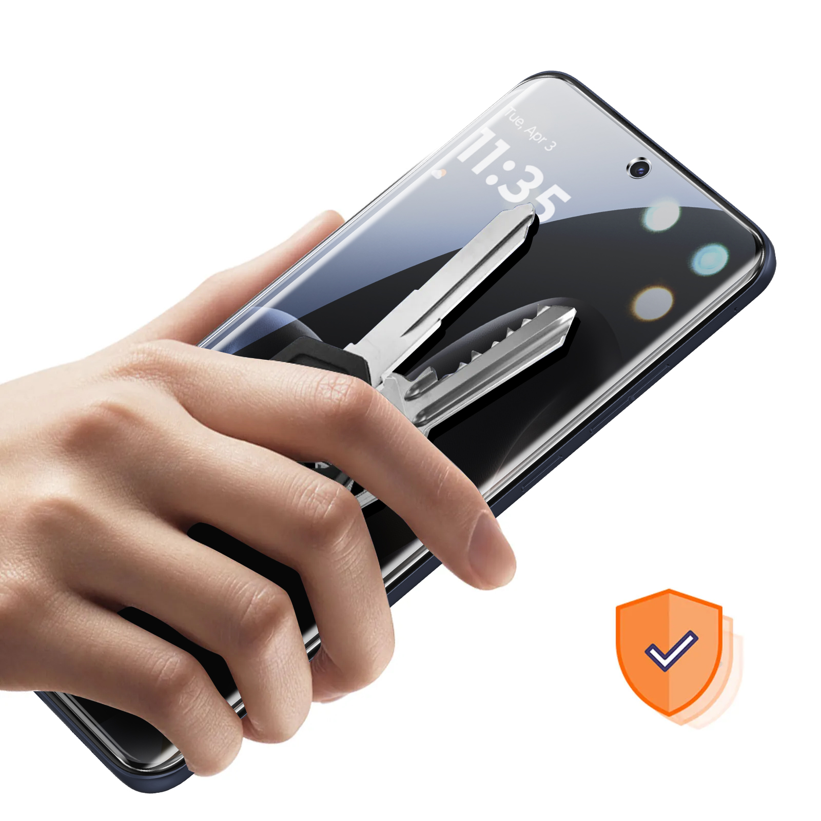 Una mano sosteniendo un teléfono con llaves rayando la pantalla, junto a un icono de escudo con marca.
