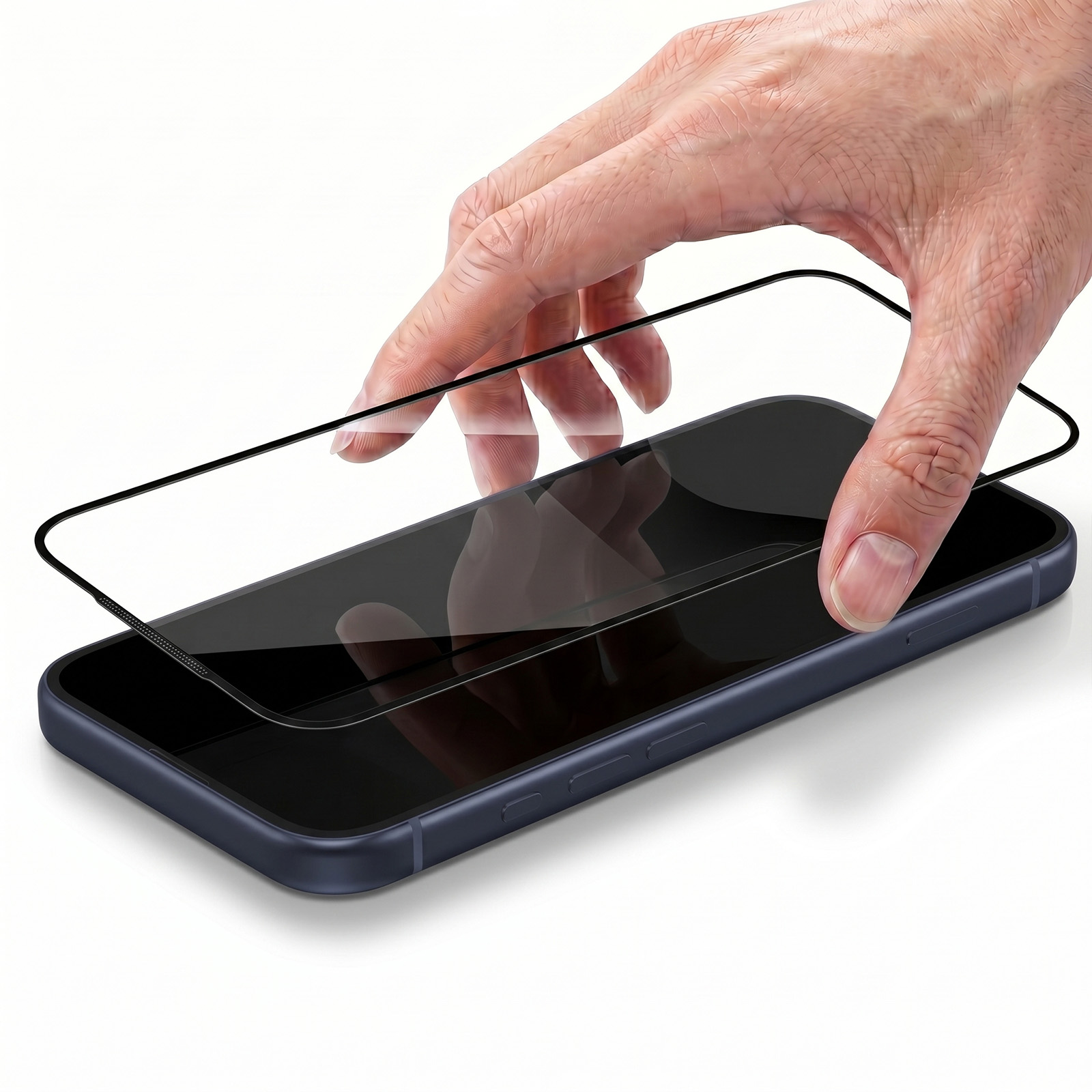 Una mano coloca un protector de pantalla de vidrio en un teléfono negro.