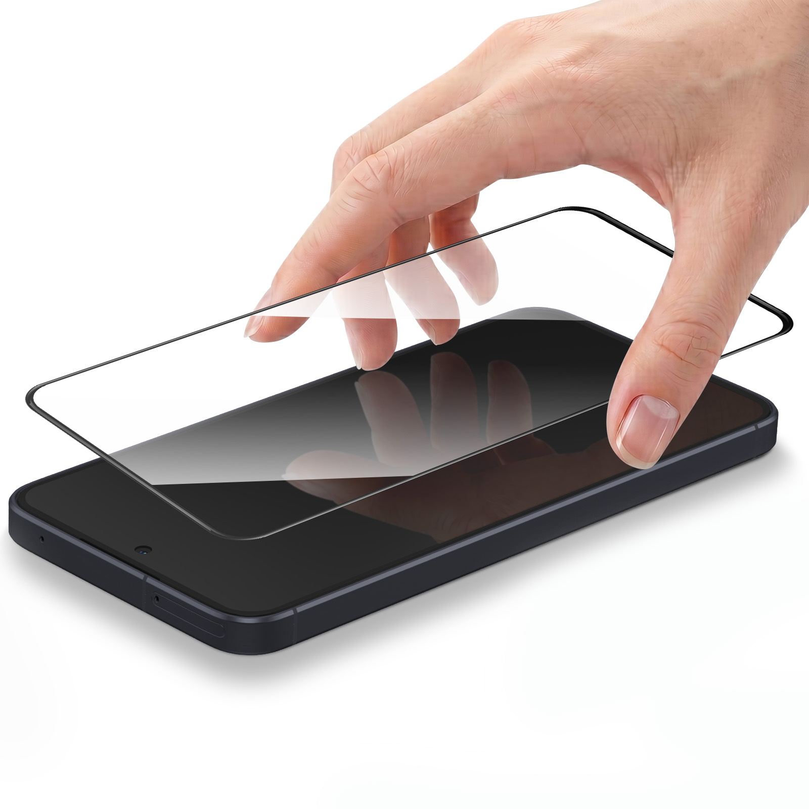 Una mano applica una pellicola protettiva su uno smartphone nero.