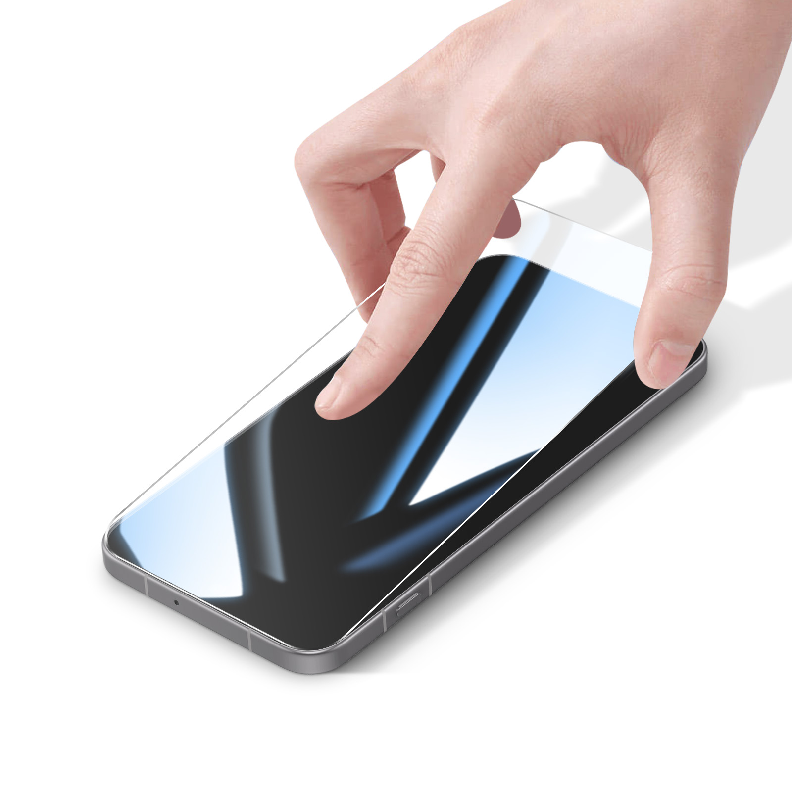 Una mano aplica un protector de pantalla de vidrio a un teléfono.