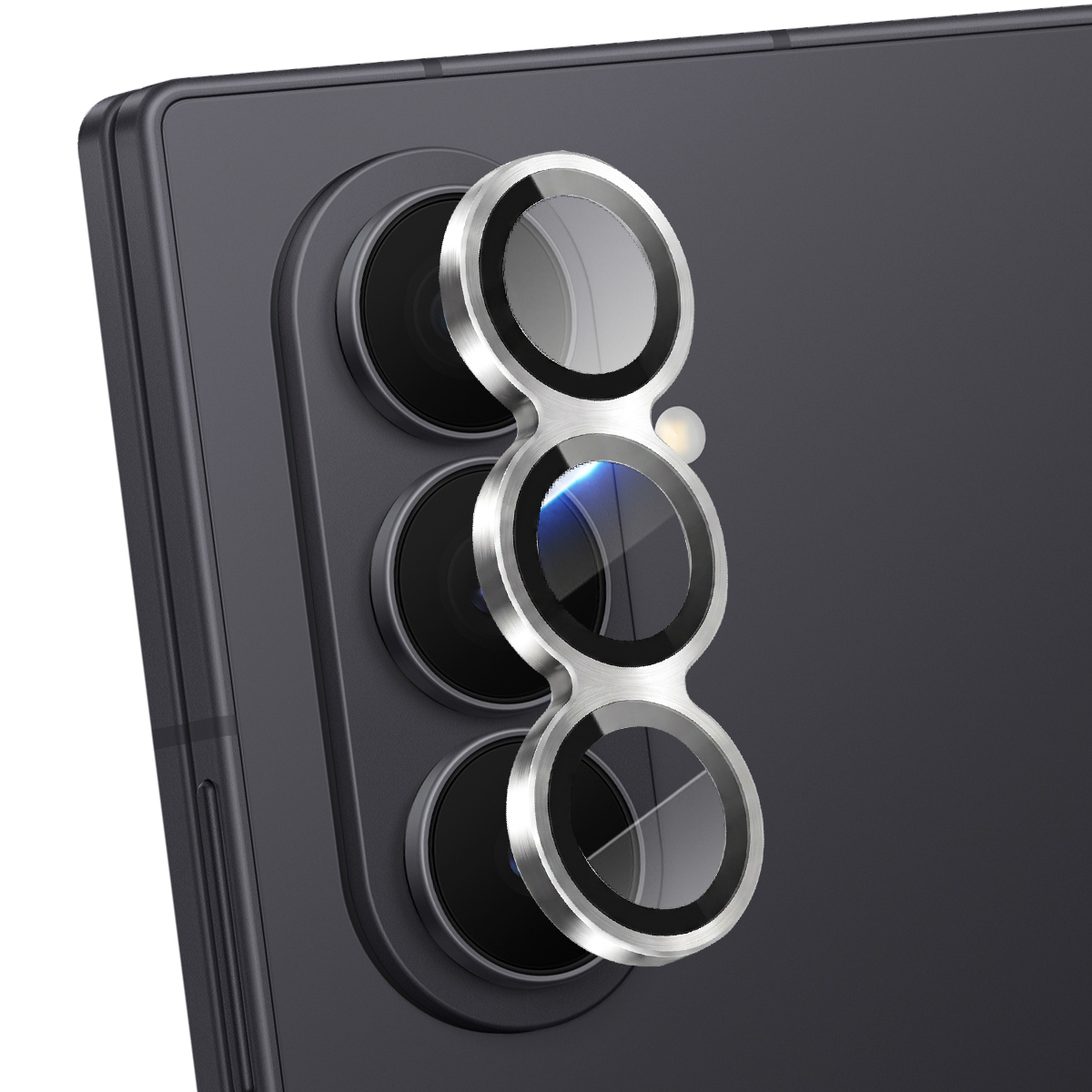 Proteggi obiettivo della fotocamera argentato sul retro di uno smartphone scuro.