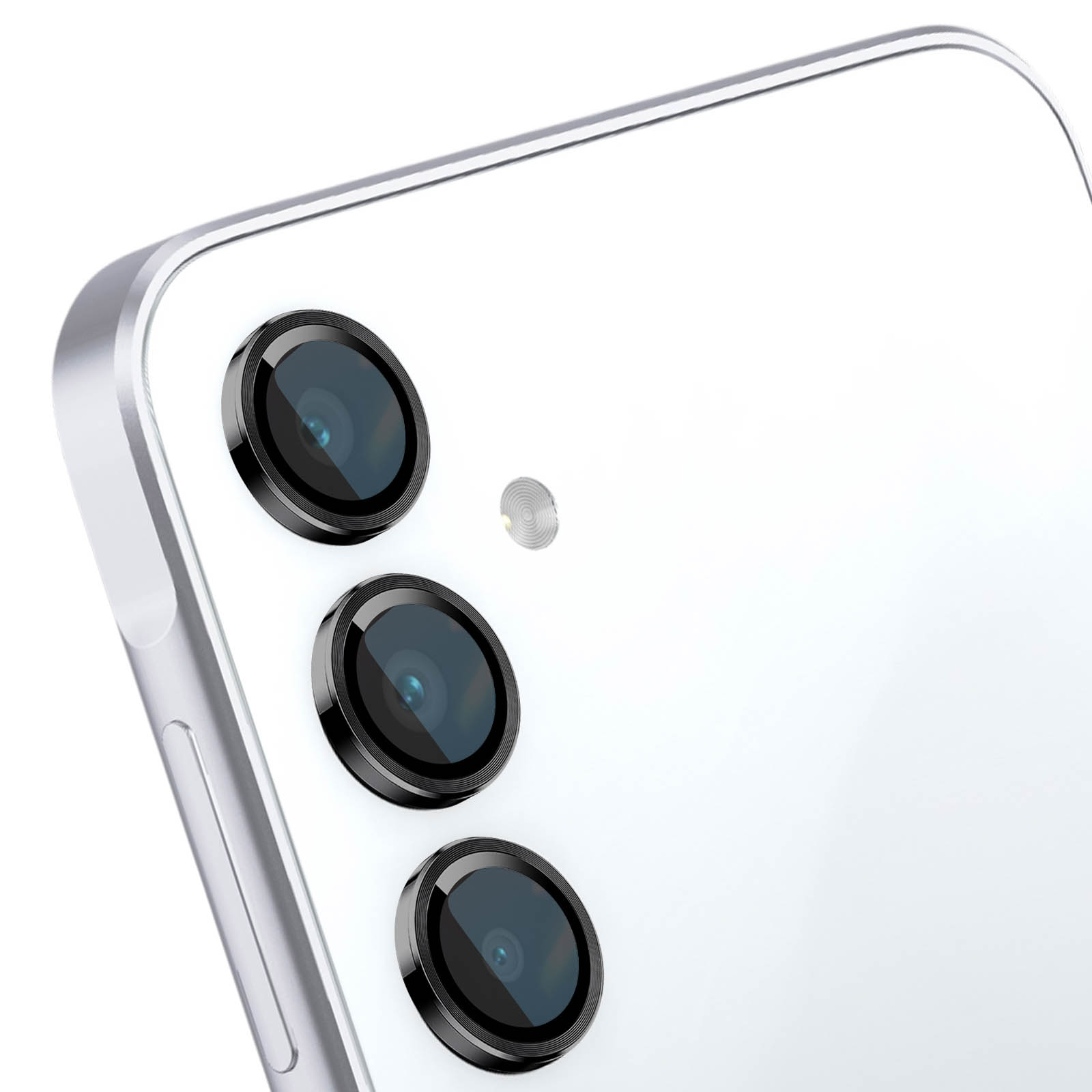 Primer plano de tres lentes de cámara circulares en la parte trasera blanca de un smartphone moderno.