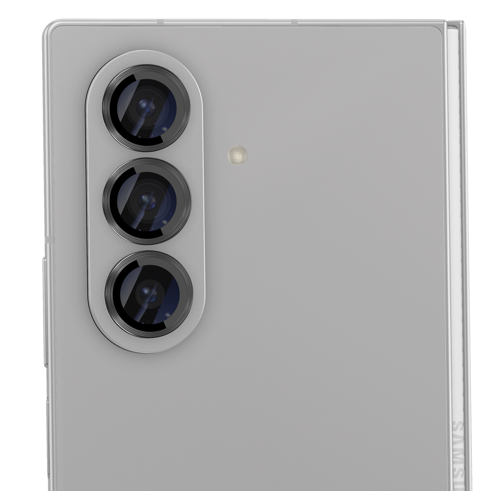 Primer plano de la parte trasera de un smartphone plateado con tres lentes de cámara alineadas verticalmente.