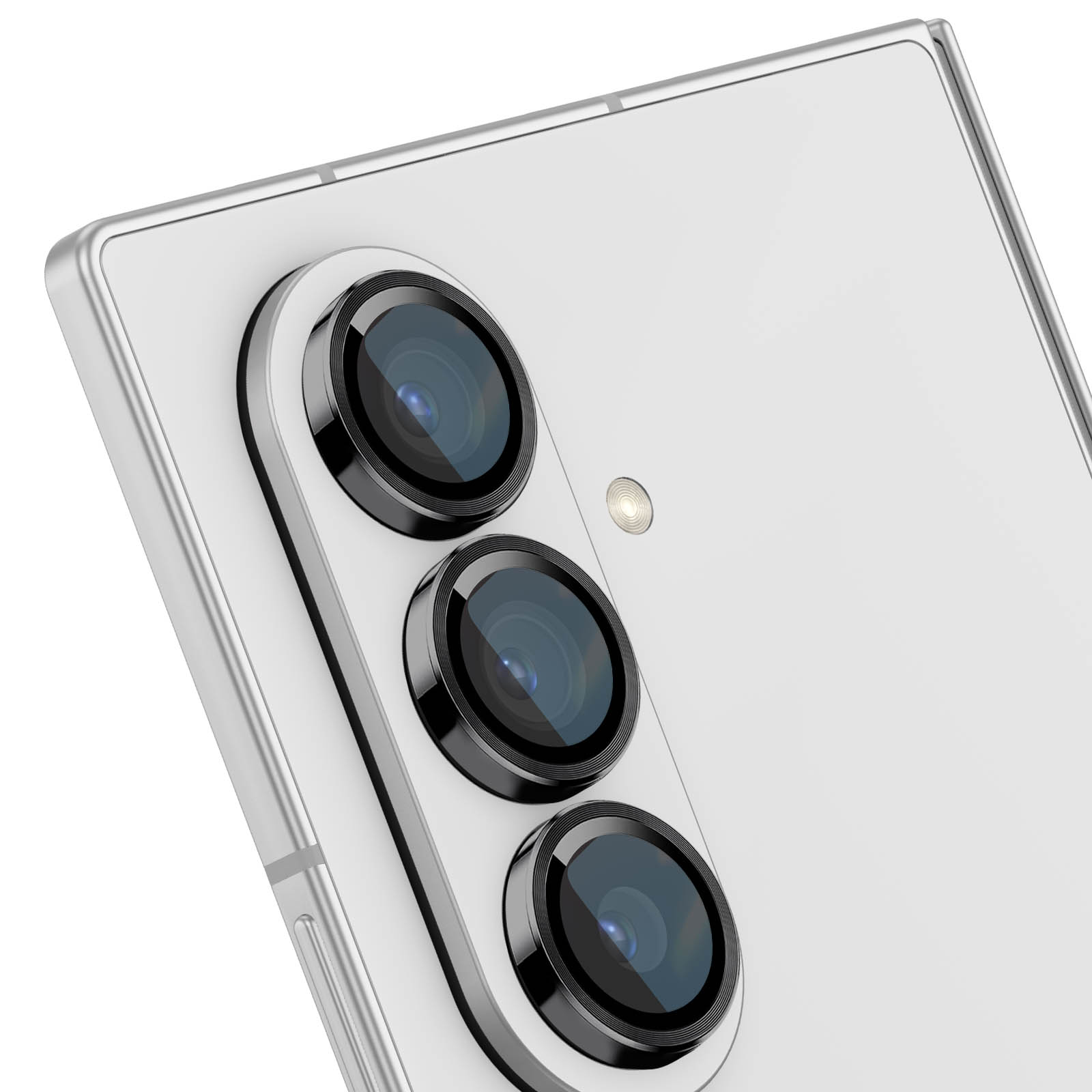 Primer plano de la parte trasera de un smartphone blanco con triple cámara vertical y flash.