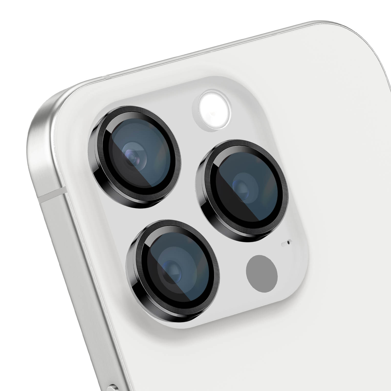 Primer plano del módulo de triple cámara en la parte trasera de un smartphone plateado.