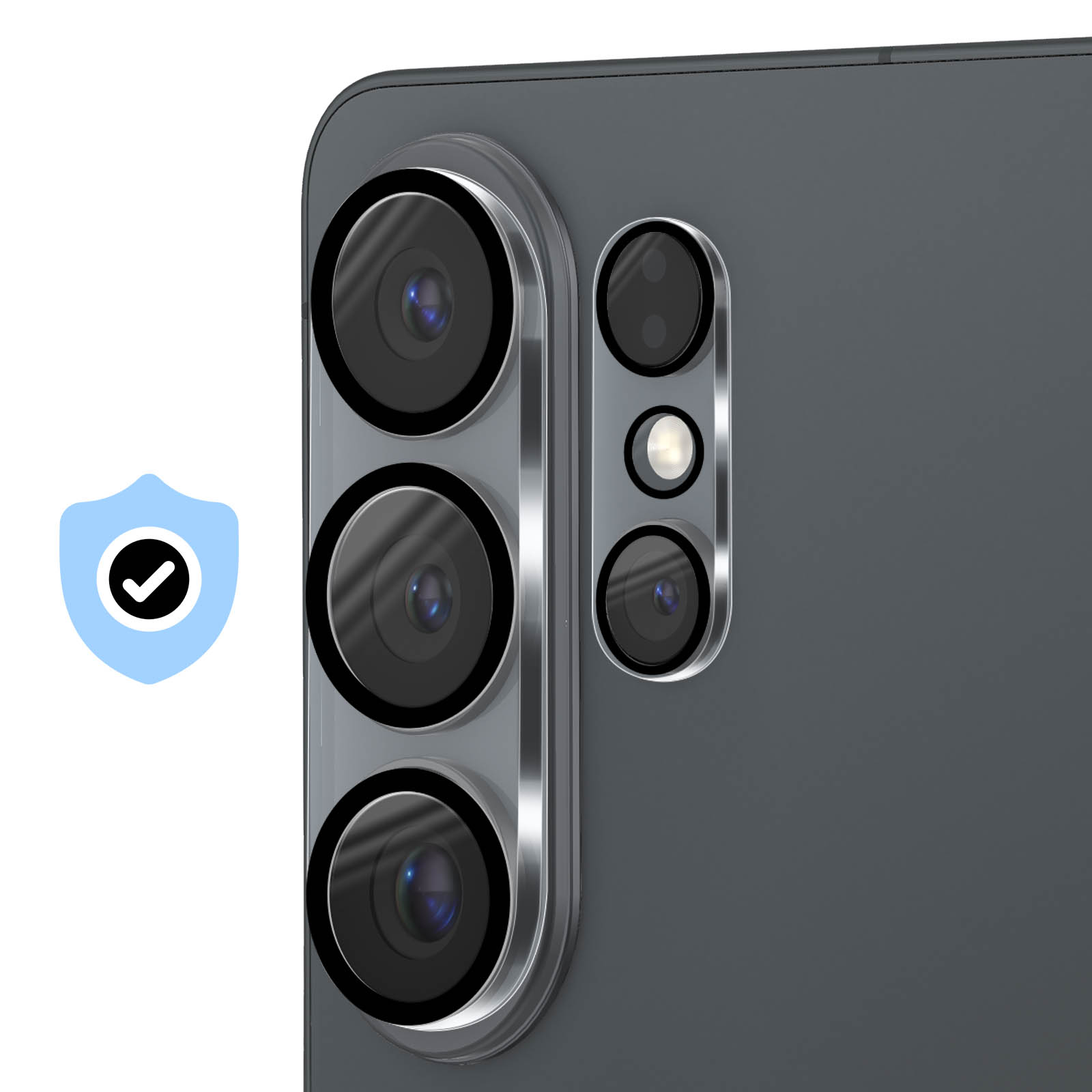 Primo piano della fotocamera posteriore di uno smartphone scuro con vetro protettivo.