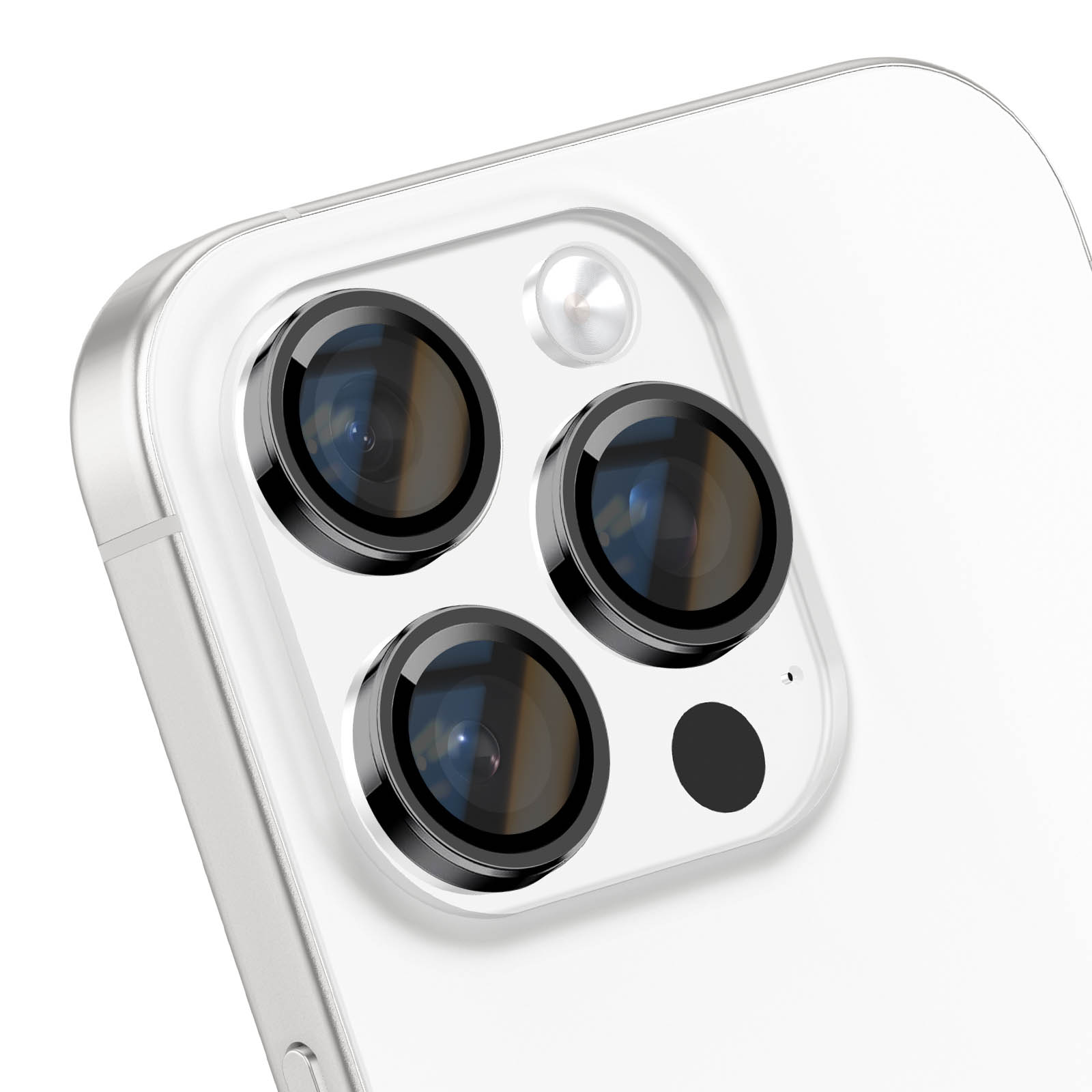 Primer plano del módulo de cámara de un smartphone blanco con tres lentes, flash y sensor.