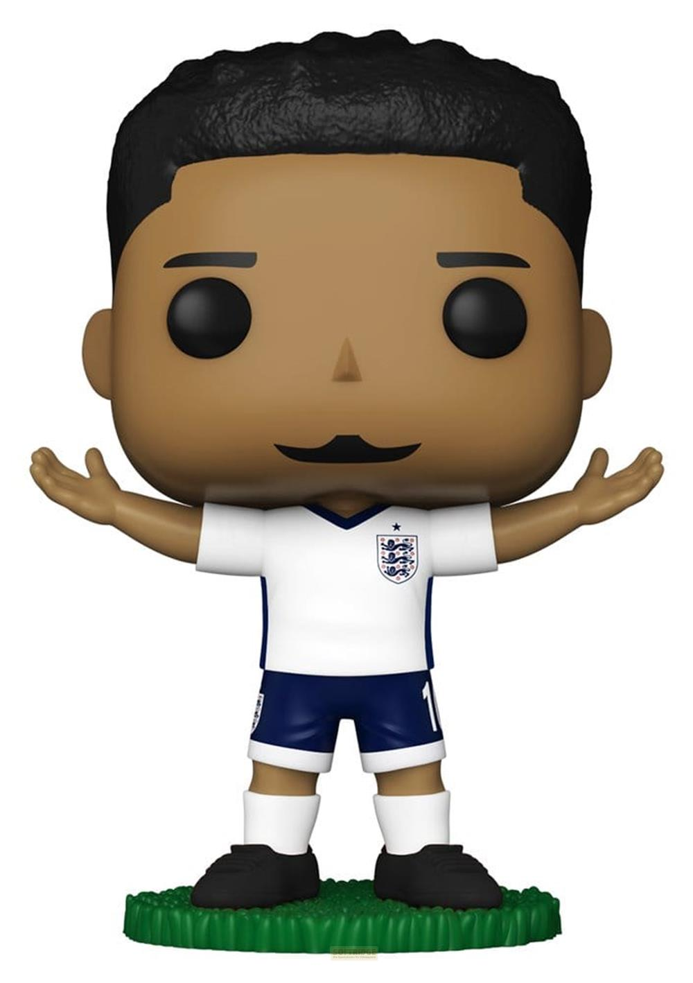 Una figura Funko Pop de un futbolista inglés con camiseta blanca y pantalón corto azul, sobre césped verde.