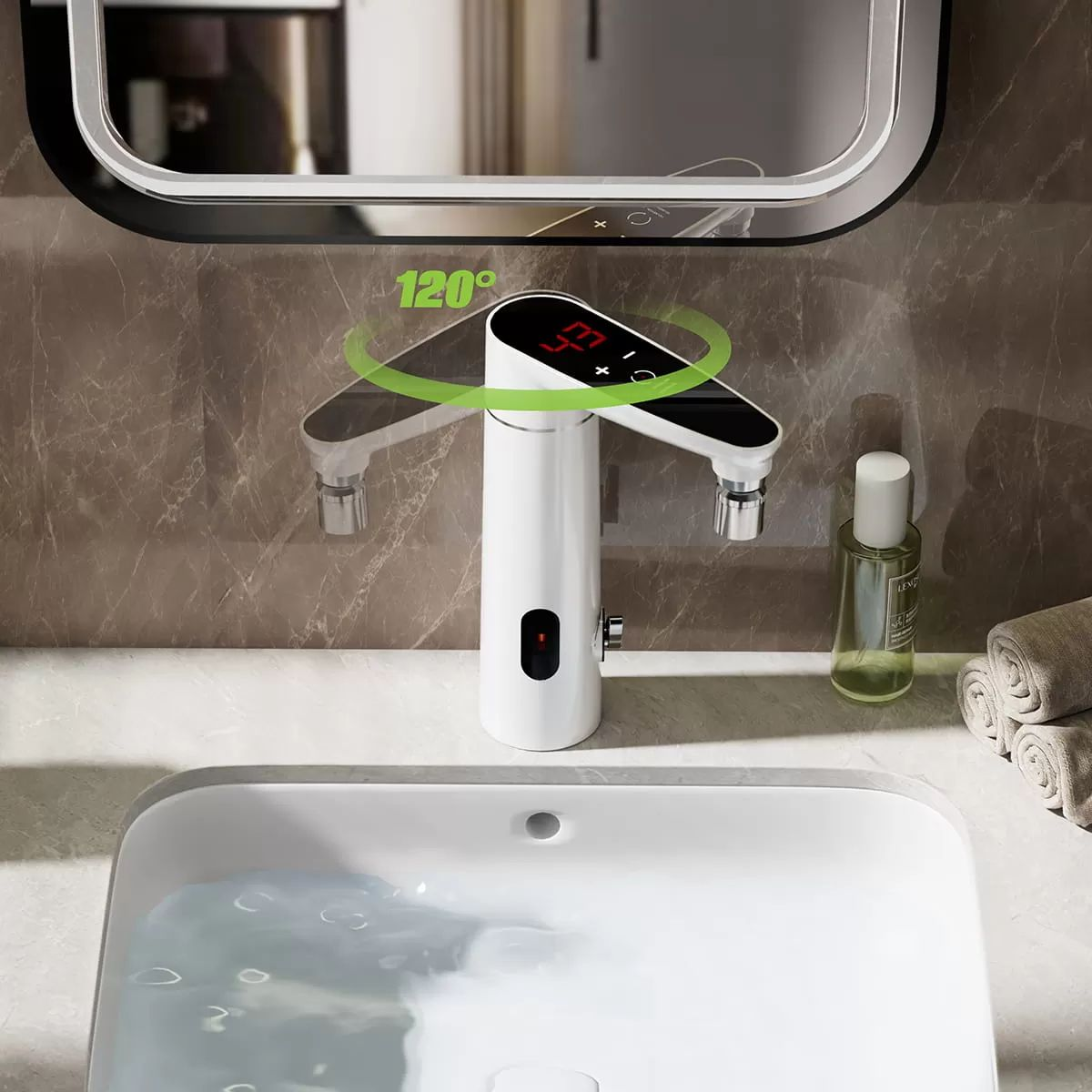 Nowoczesny biały kran z cyfrowym wyświetlaczem nad pełną umywalką, z lustrem i marmurową ścianą.