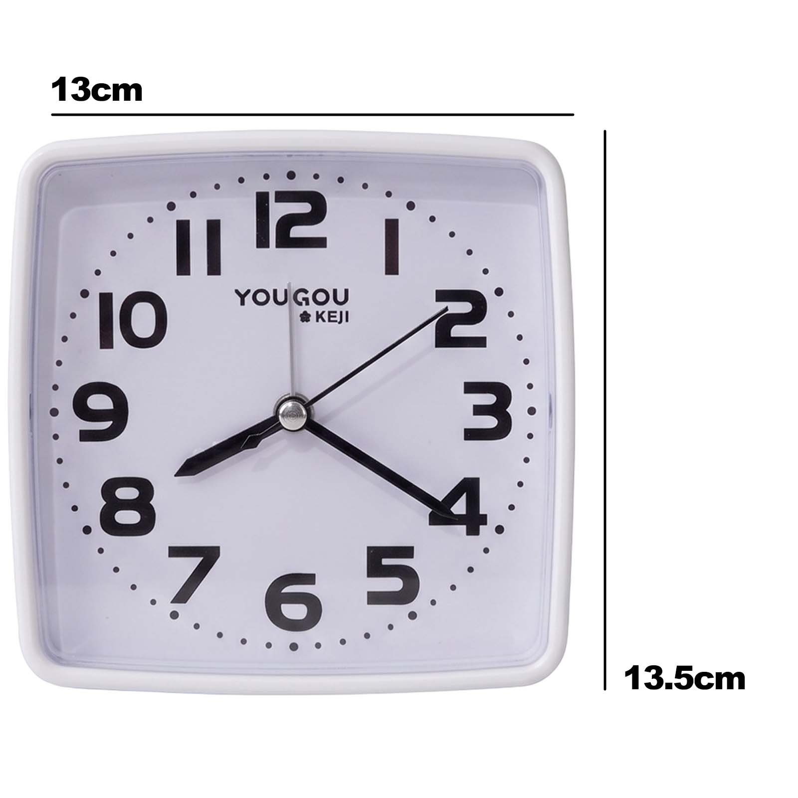 Un reloj de pared cuadrado blanco con grandes números negros, que mide 13 cm por 13,5 cm.