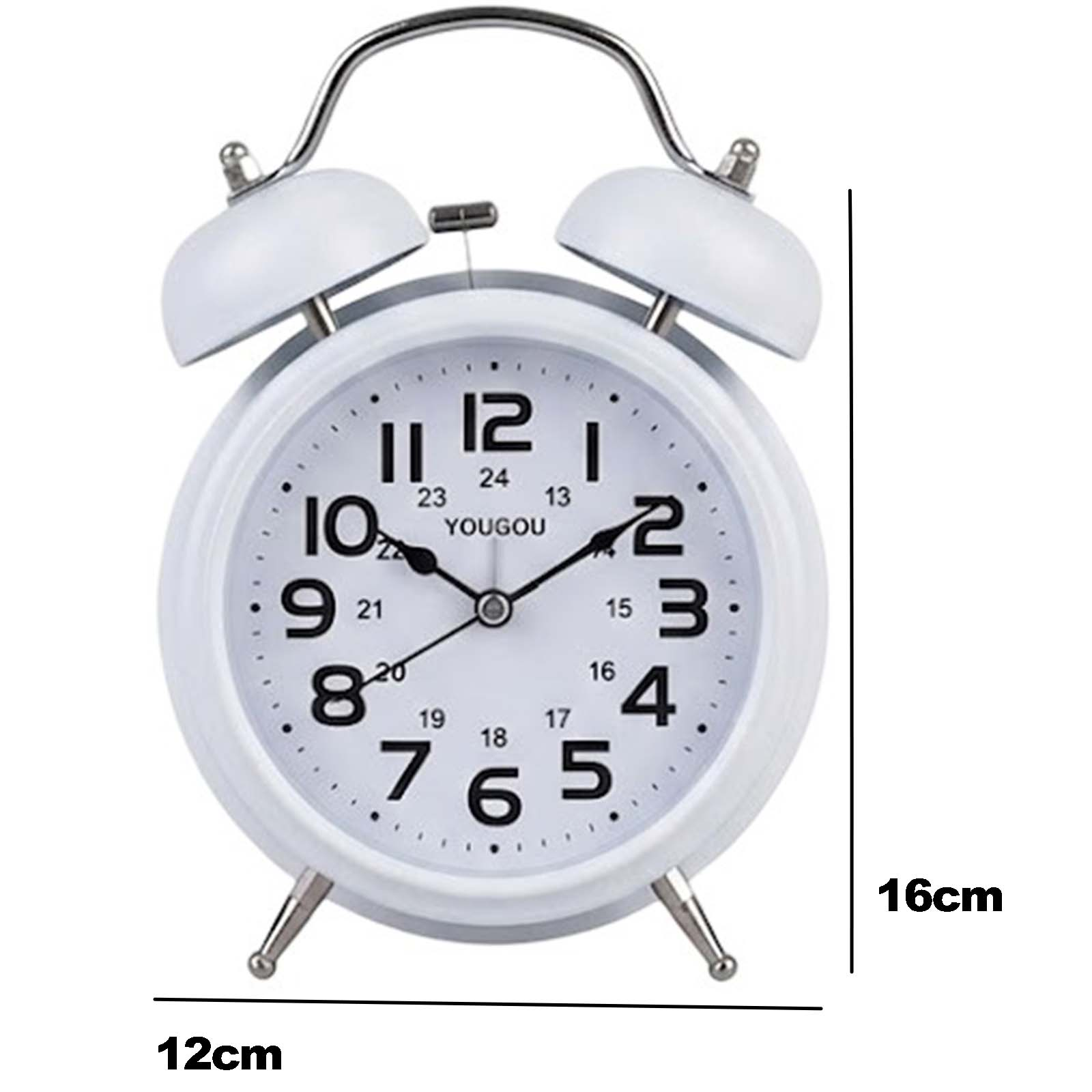 Un despertador blanco de doble campana de 12cm de ancho y 16cm de alto.