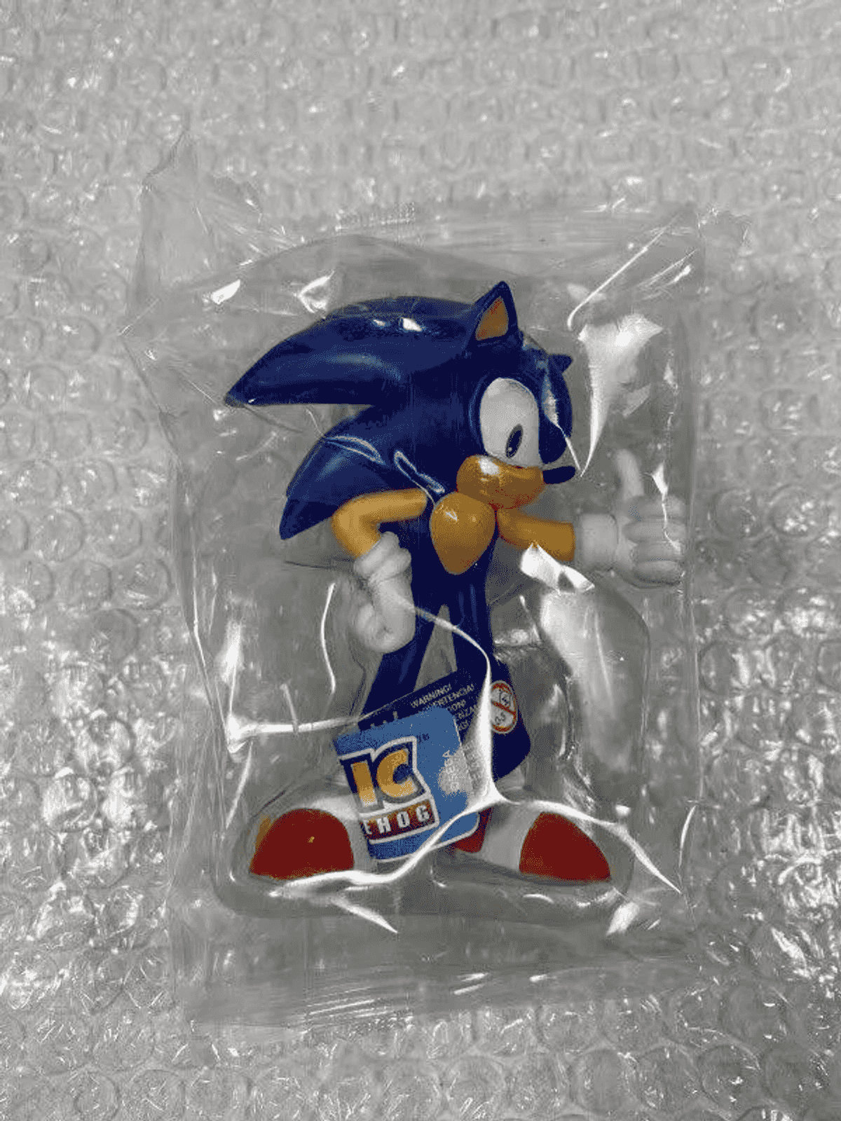 Eine Sonic the Hedgehog Actionfigur in versiegelter Plastikverpackung auf Luftpolsterfolie.