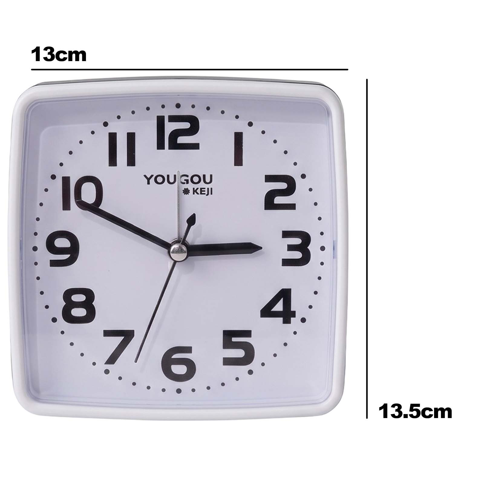Reloj de pared cuadrado blanco con dimensiones de 13cm de ancho y 13.5cm de alto.