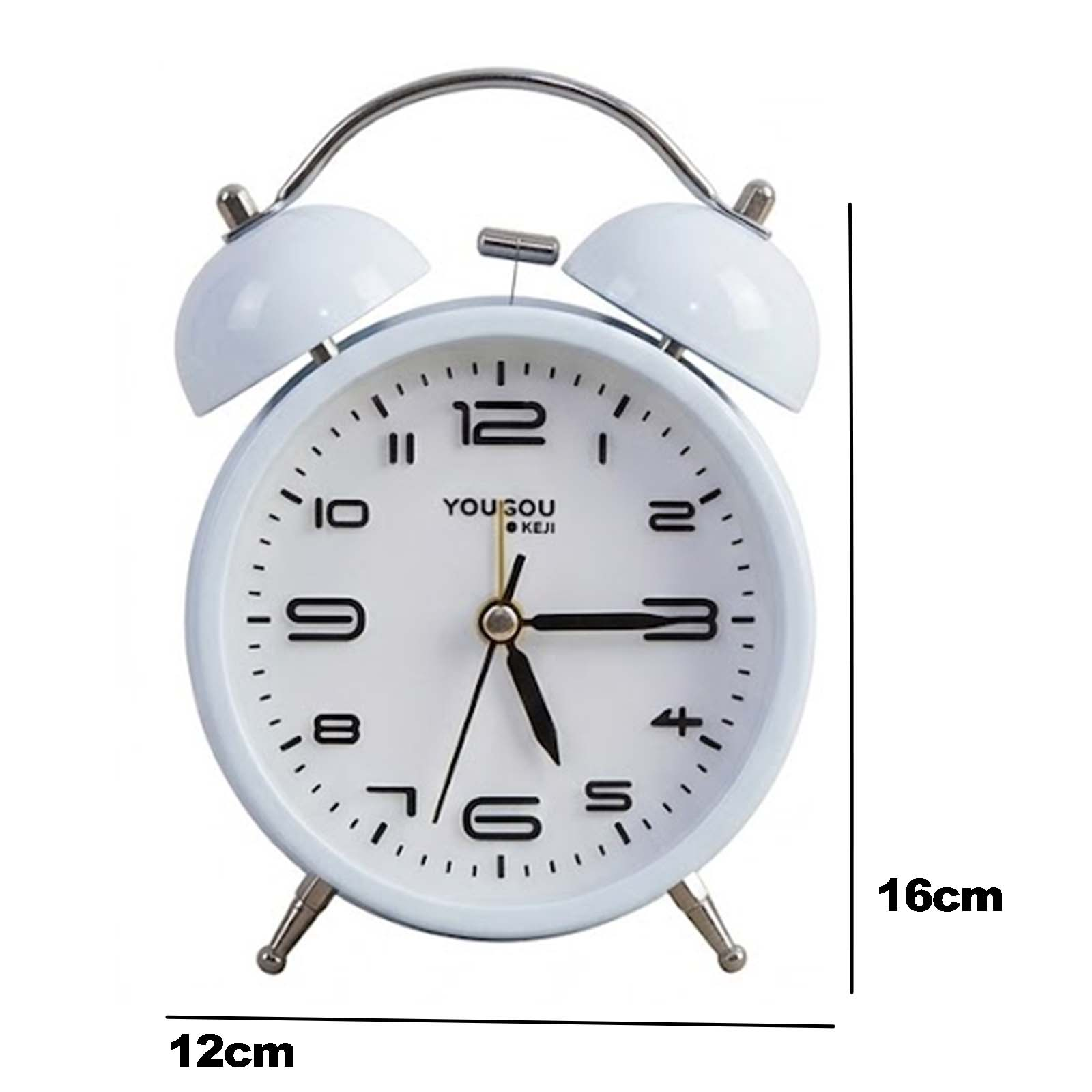 Un despertador analógico blanco con números negros y doble campana, con dimensiones de 12cm de ancho y 16cm de alto.