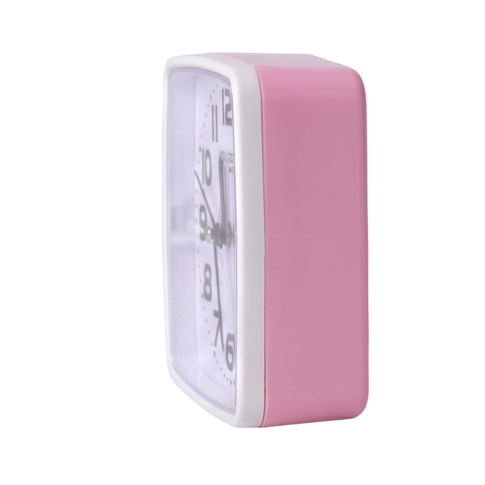 Un reloj despertador rectangular con cuerpo rosa y borde blanco sobre fondo blanco.