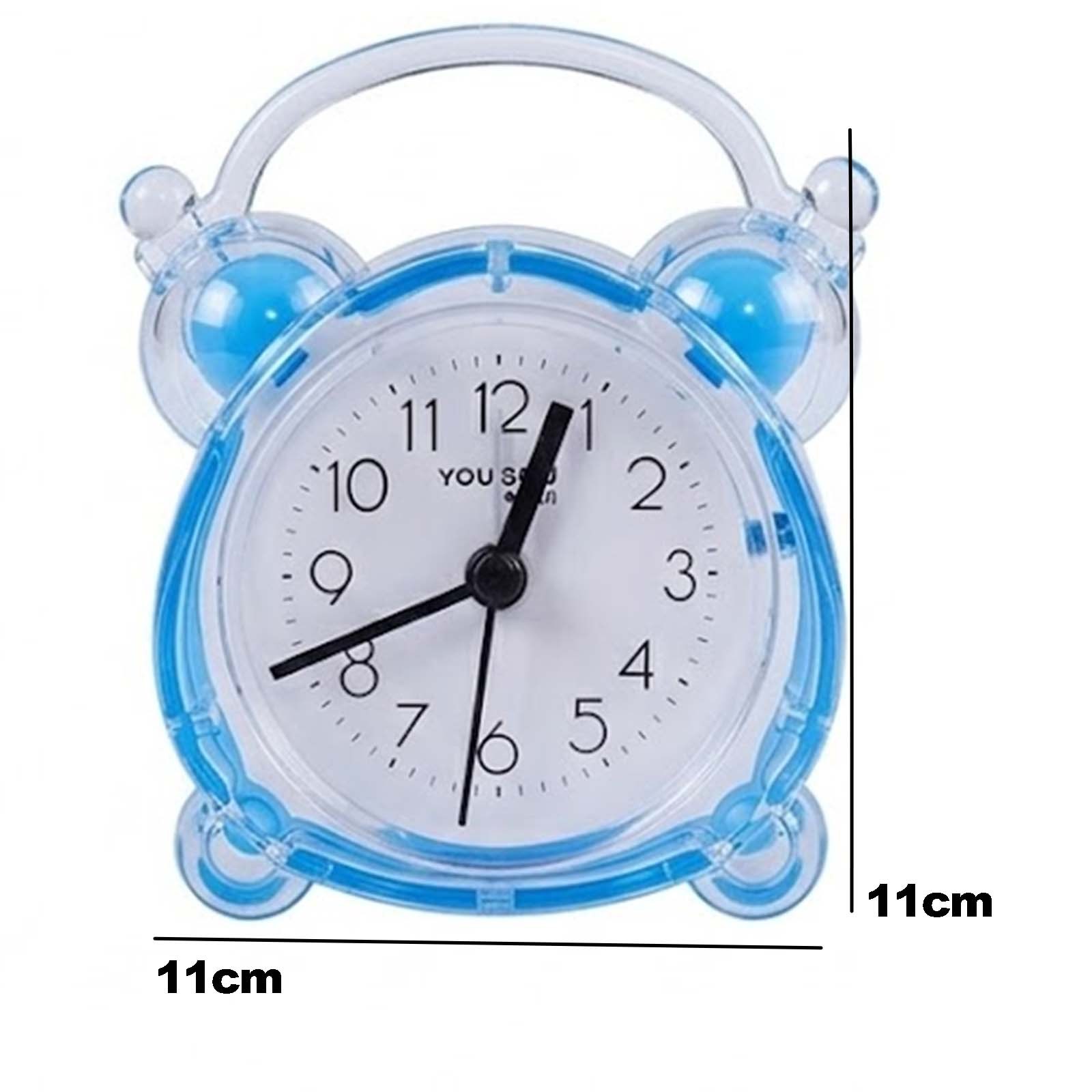 Un pequeño reloj despertador azul con marco transparente, esfera blanca y medidas de 11 cm.