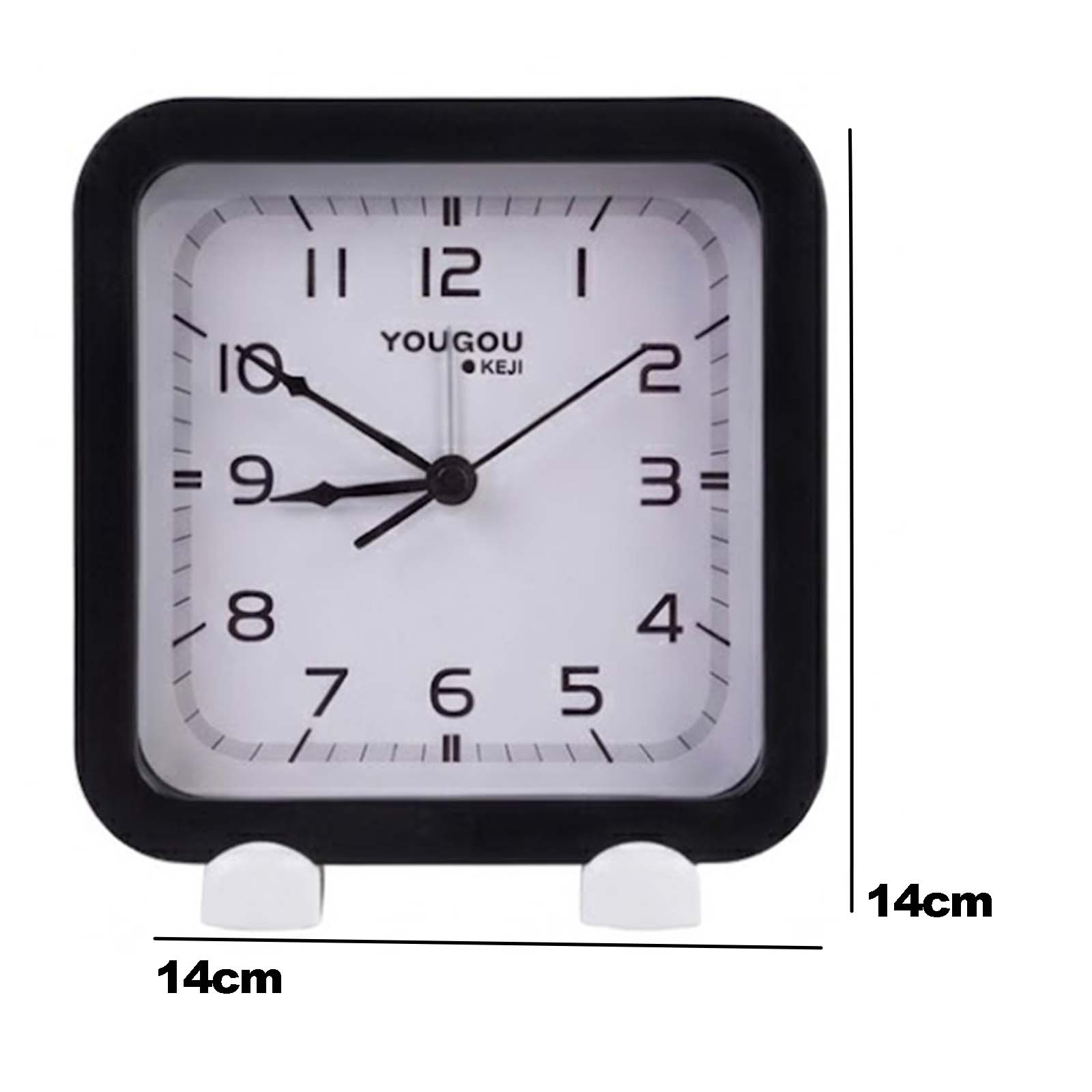 Reloj de mesa negro cuadrado con esfera blanca y dimensiones de 14 cm sobre fondo blanco.