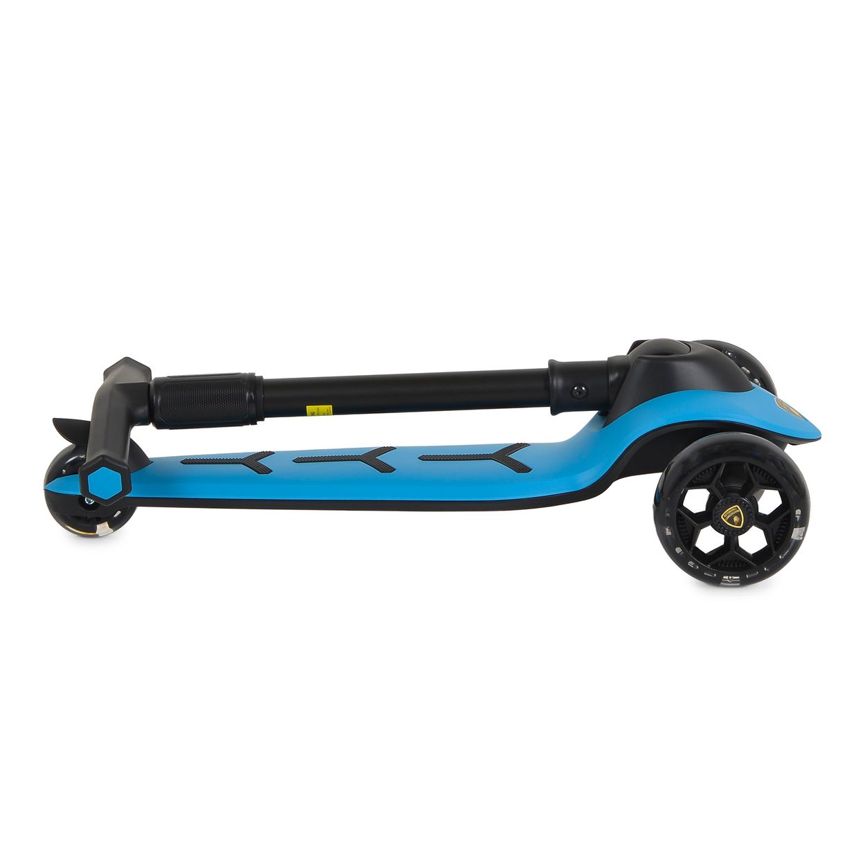 Ein blau-schwarzer, zusammengeklappter Tretroller mit drei Rädern auf weißem Hintergrund.