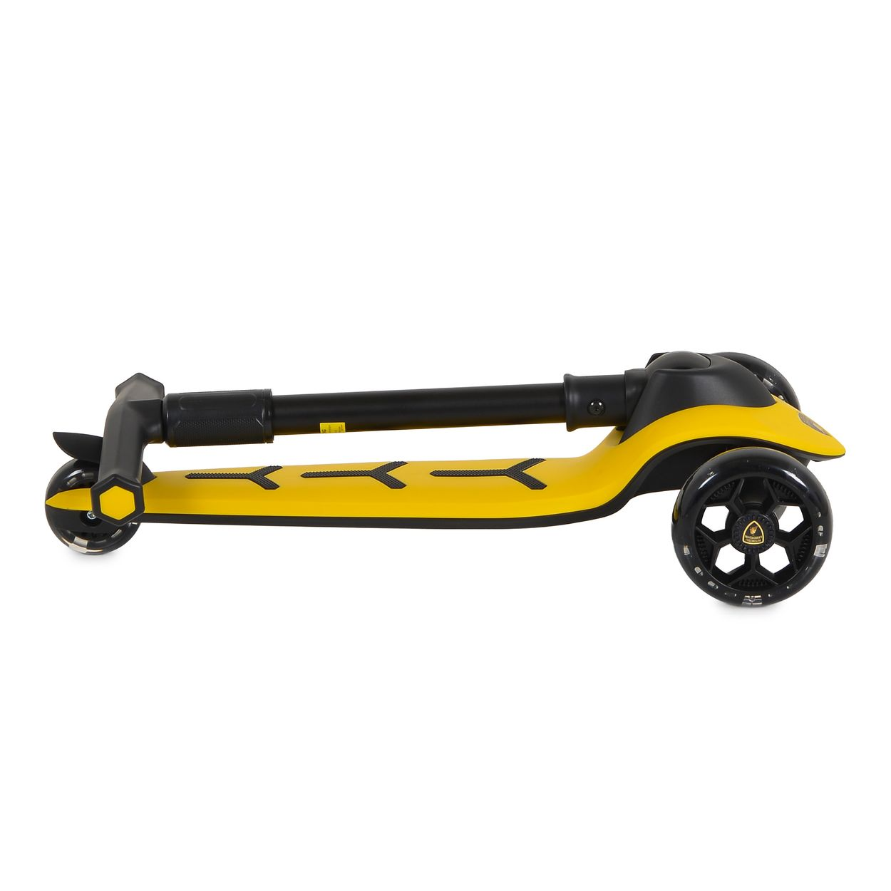 Ein zusammengeklappter gelb-schwarzer Kinderroller mit drei Rädern liegt horizontal vor weißem Hintergrund.