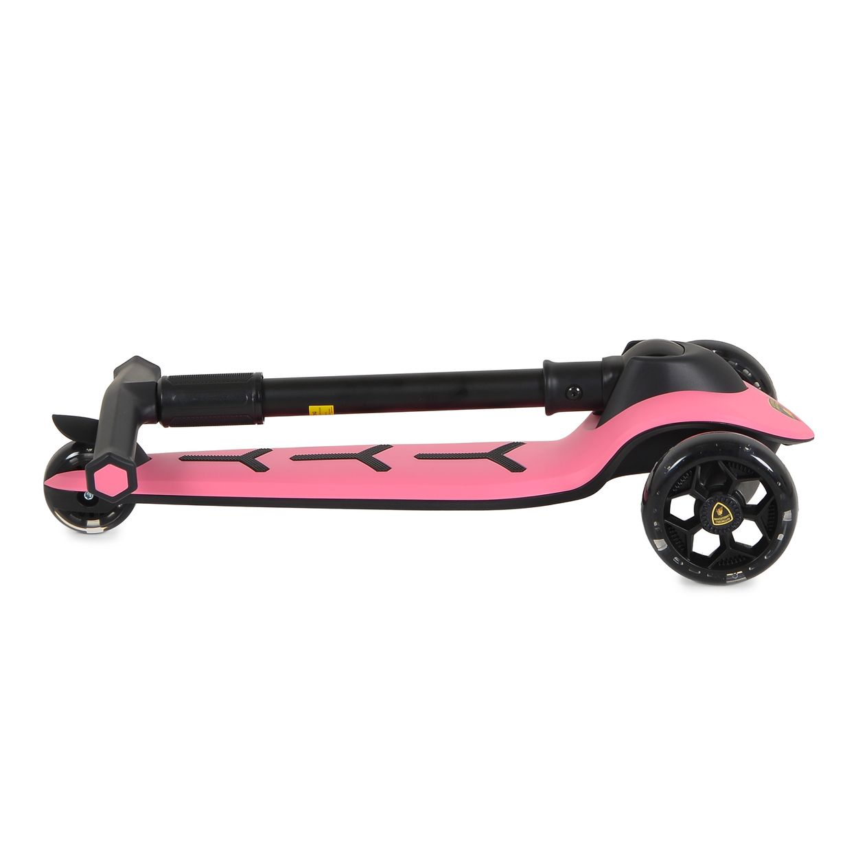 Ein zusammengeklappter rosa und schwarzer Tretroller mit drei Rädern vor weißem Hintergrund.