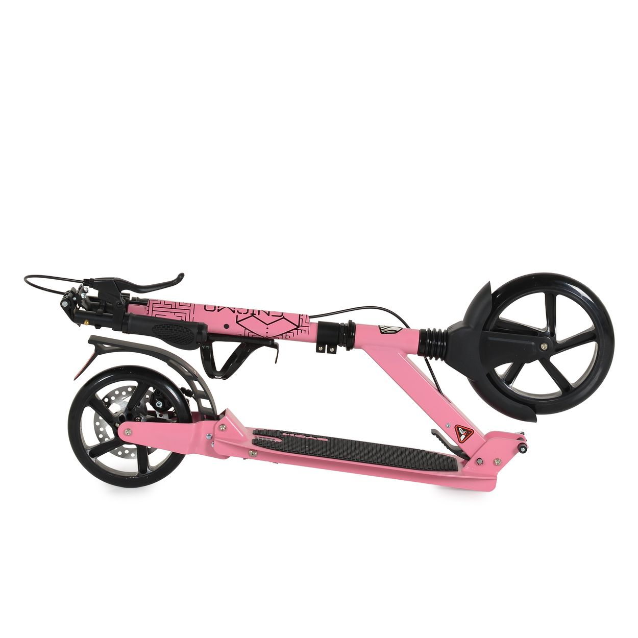 Ein zusammengeklappter rosa Tretroller mit schwarzen Rädern und Lenker auf weißem Hintergrund.