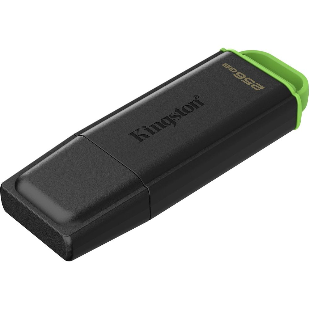 Yeşil detaylı ve 256GB yazılı siyah bir Kingston USB bellek.