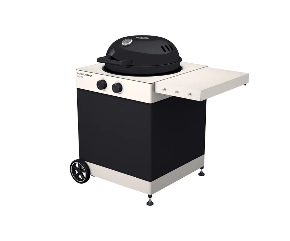 Kapalı kubbeli ve açılır yan masalı siyah beyaz Outdoorchef ızgara.