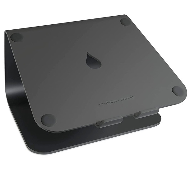 Un supporto per laptop in alluminio grigio scuro con piedini in gomma, foro per cavi e bordo di supporto.