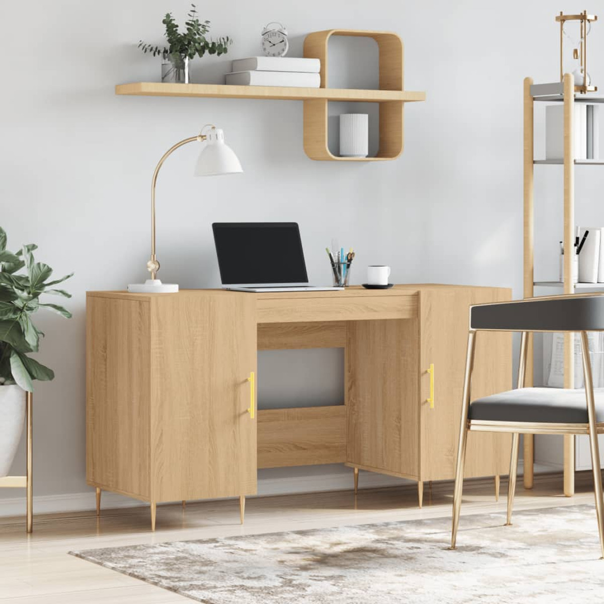 Ein heller Holzschreibtisch mit Laptop, Lampe und Stuhl steht in einem modernen Arbeitszimmer mit Regalen an der Wand.