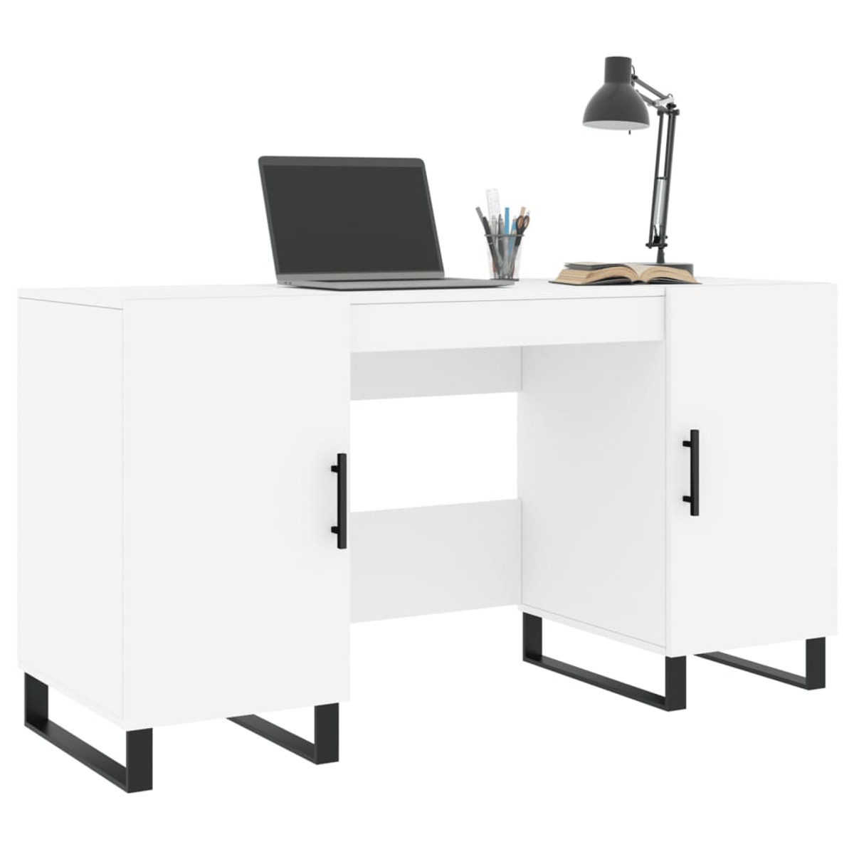 Ein weißer Schreibtisch mit schwarzen Beinen, einem Laptop, einer Schreibtischlampe und Stiften darauf.