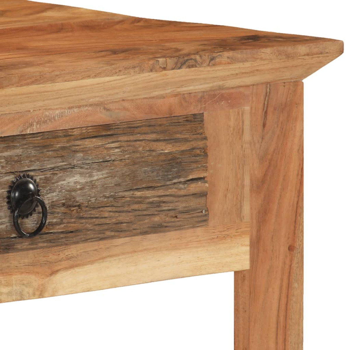 Nahaufnahme eines rustikalen Holztisches mit einer Schublade und schwarzem Ringgriff vor weißem Hintergrund.