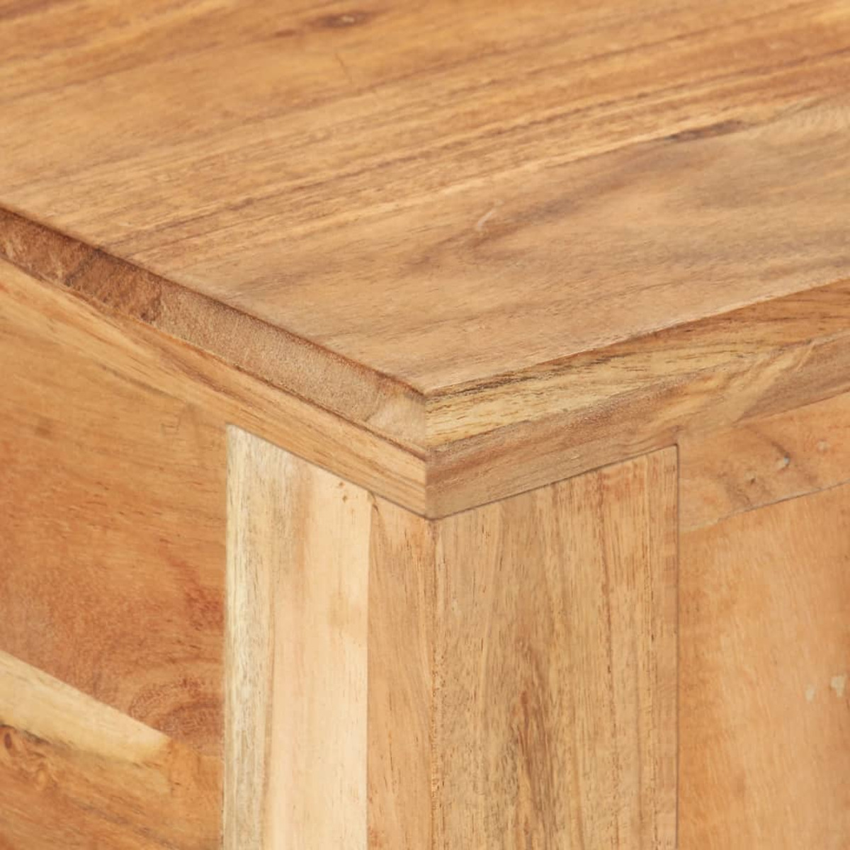 Nahaufnahme der holzmaserung an der ecke eines holzmöbels.