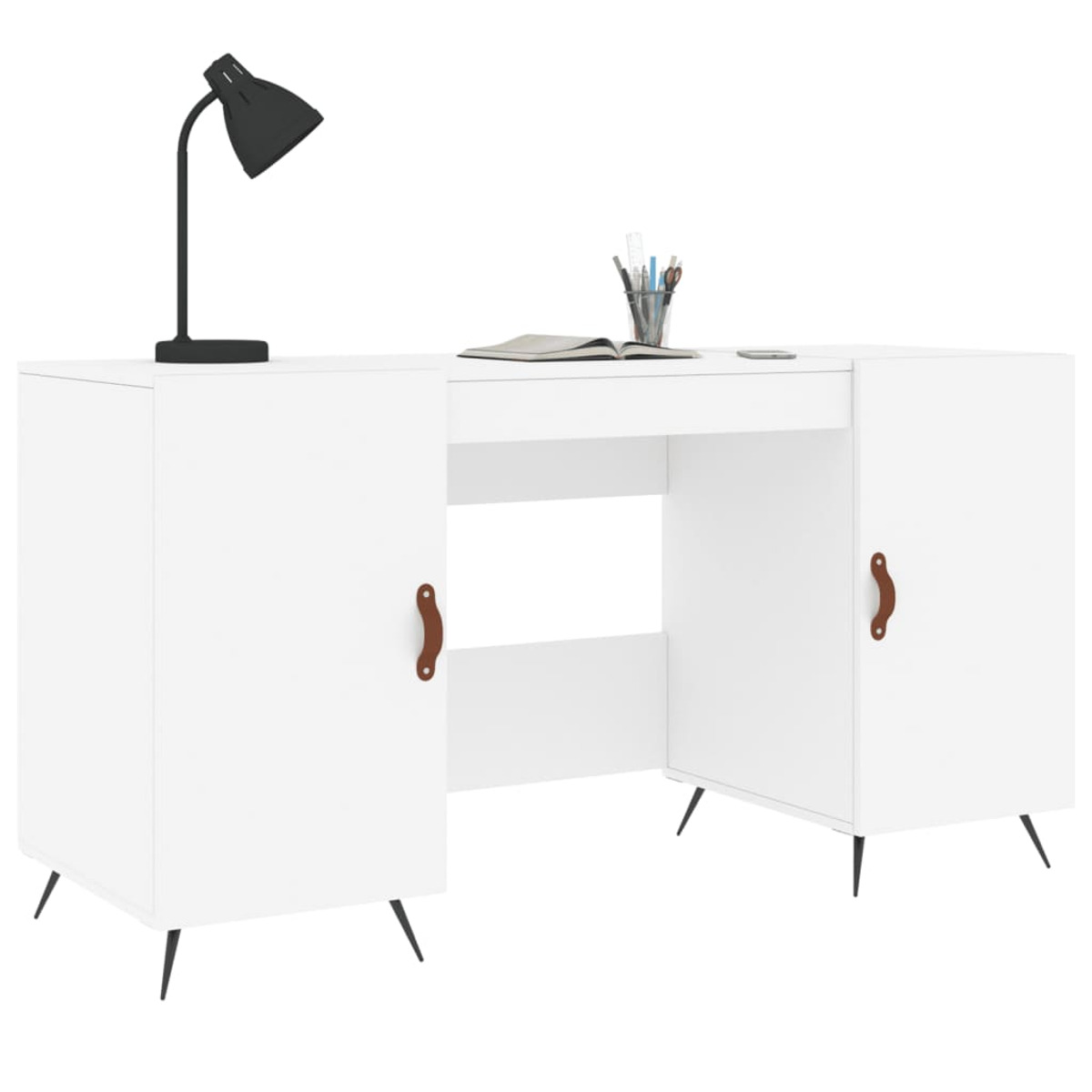 Weißer Schreibtisch mit zwei Schränken, schwarzen Beinen und braunen Ledergriffen. Eine schwarze Lampe steht darauf.