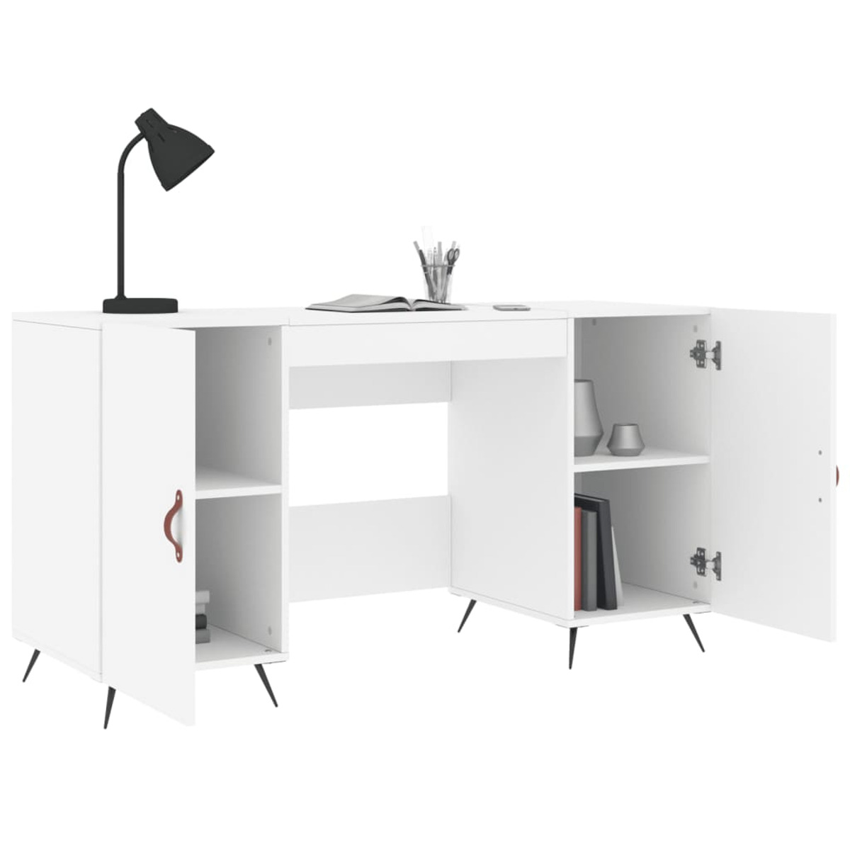Weißer Schreibtisch mit offenen Seitenregalen, Schranktüren mit roten Griffen, Lampe und Buch oben auf weißem Hintergrund.
