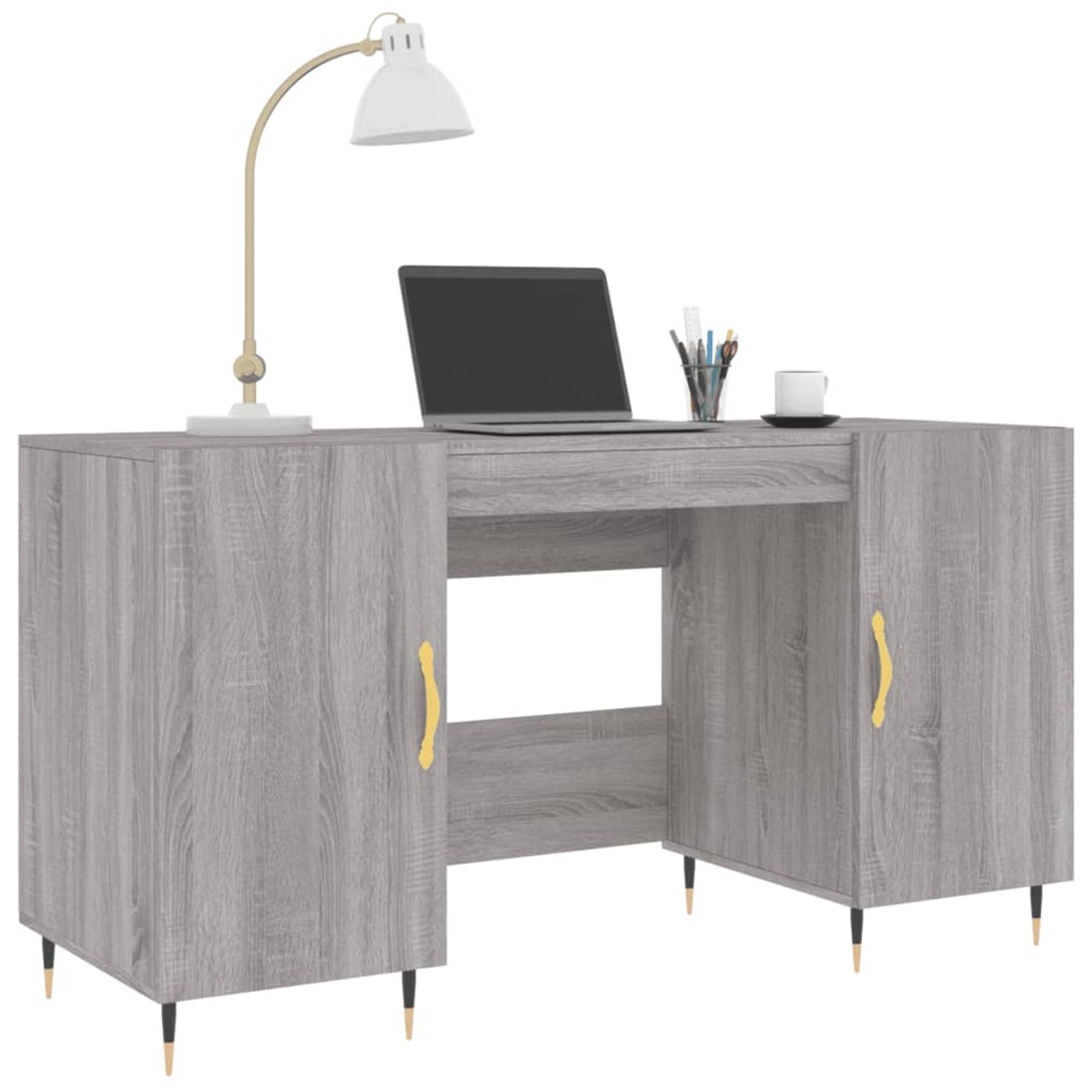 Grauer Schreibtisch mit Schränken, Laptop, Lampe, Stiften und Tasse auf weißem Hintergrund.