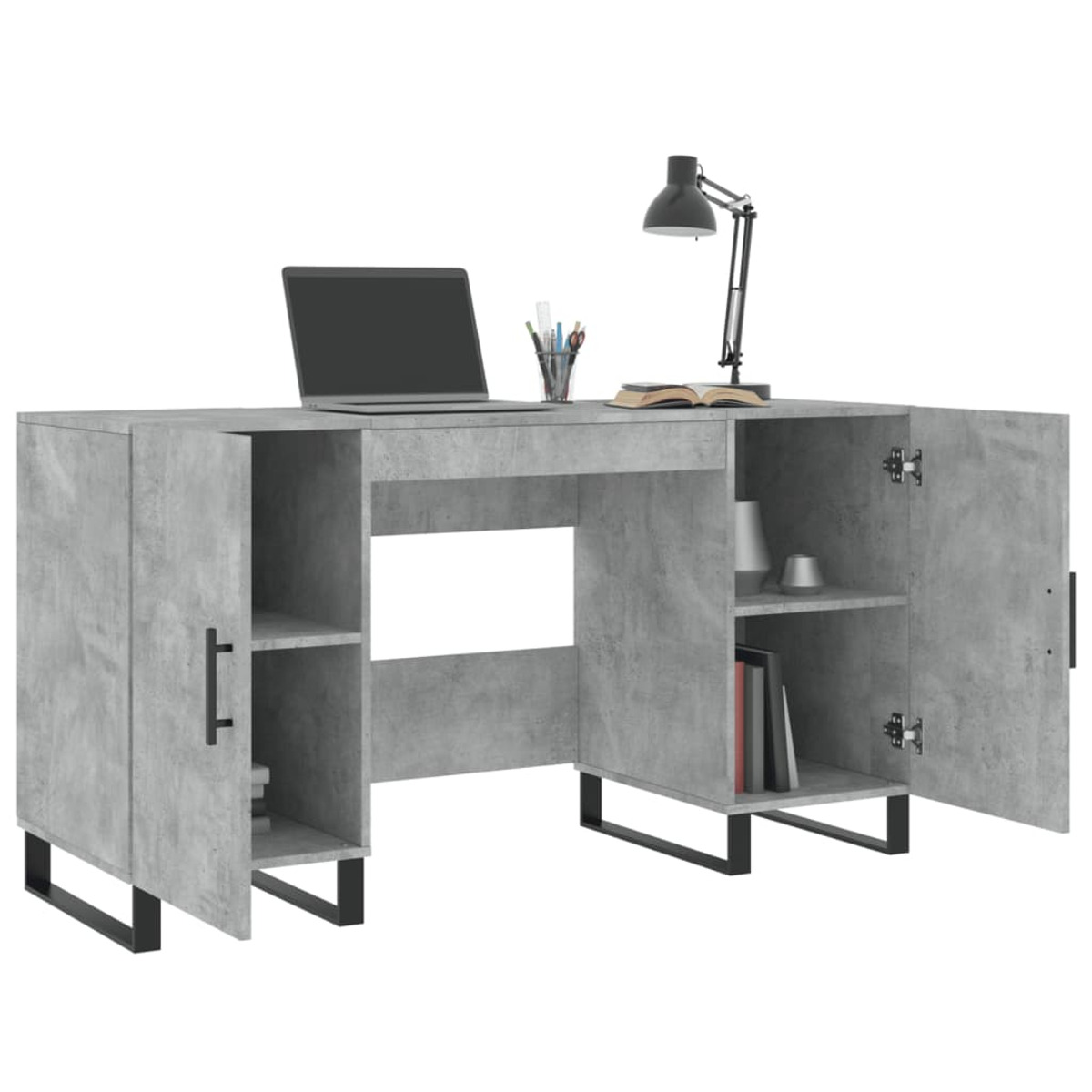 Ein Schreibtisch in Betonoptik mit offenen Regalen, geschlossenen Schränken, schwarzen Metallbeinen, Laptop und Lampe.