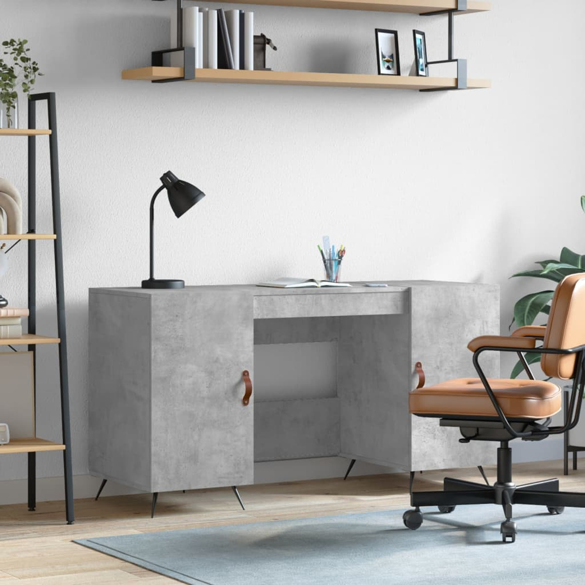 Moderner grauer Schreibtisch mit schwarzer Lampe, braunem Stuhl, Holzboden und Regalen.