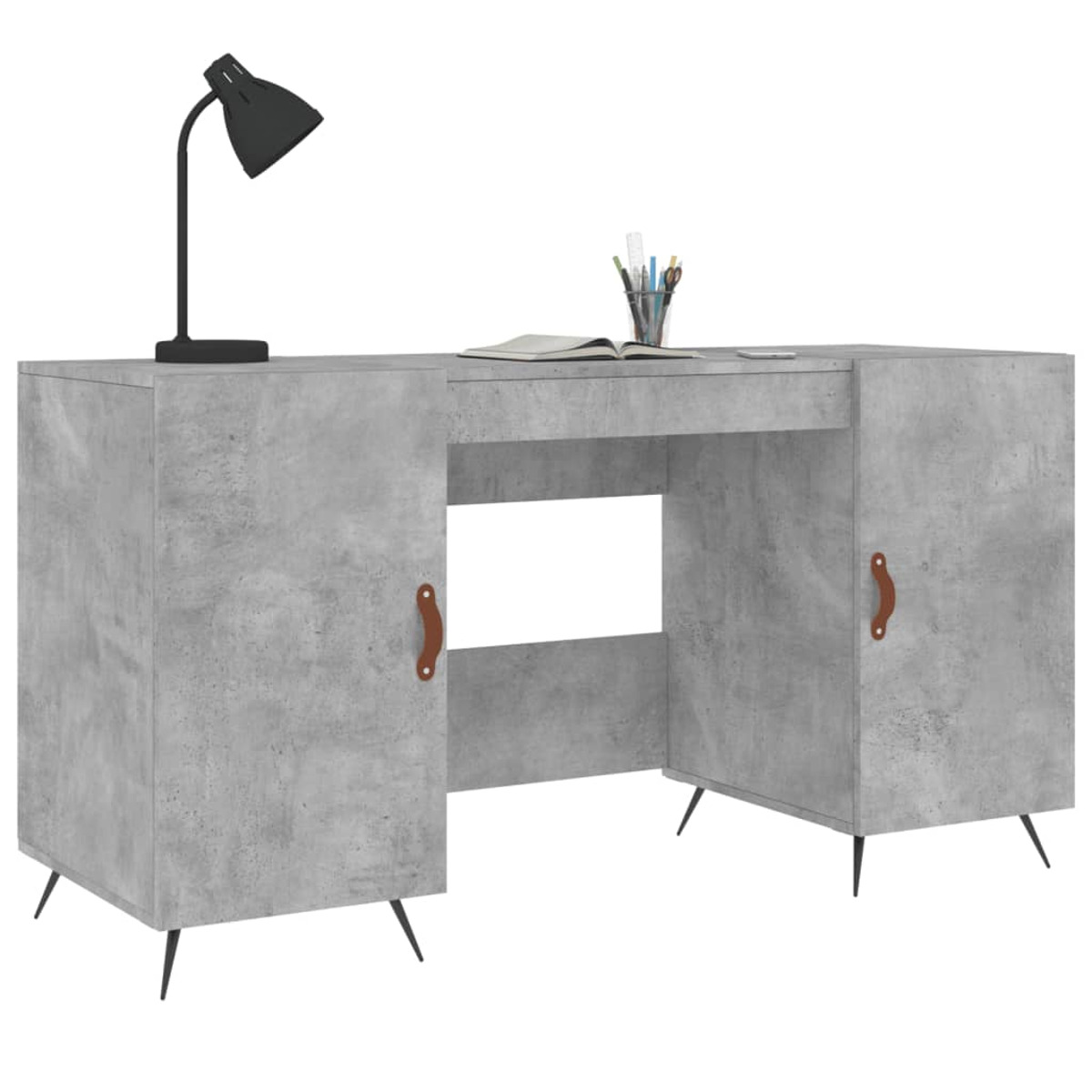 Grauer Schreibtisch in Betonoptik mit Schränken, schwarzer Lampe und Stiften darauf.